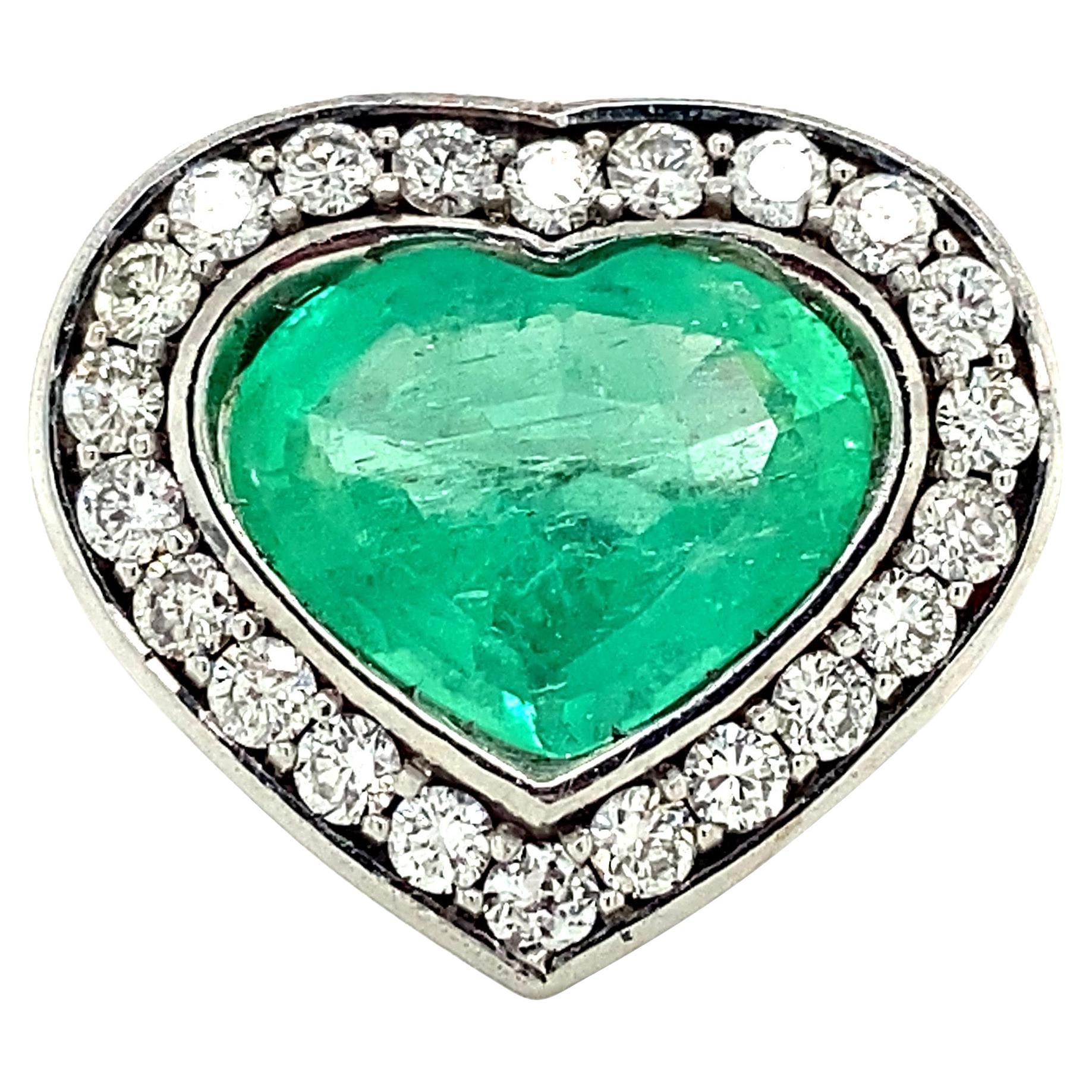 Anello di proprietà con smeraldo verde naturale taglio cuore e diamanti in oro bianco 18 carati