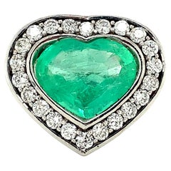 Anello di proprietà con smeraldo verde naturale taglio cuore e diamanti in oro bianco 18 carati