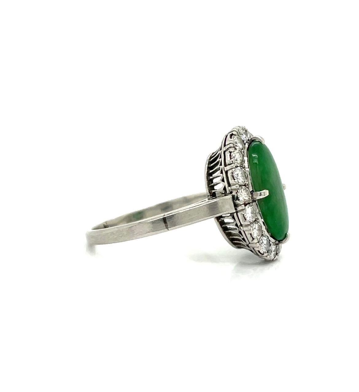 Anillo con halo de platino y diamantes de jade natural de la finca Art Decó en venta