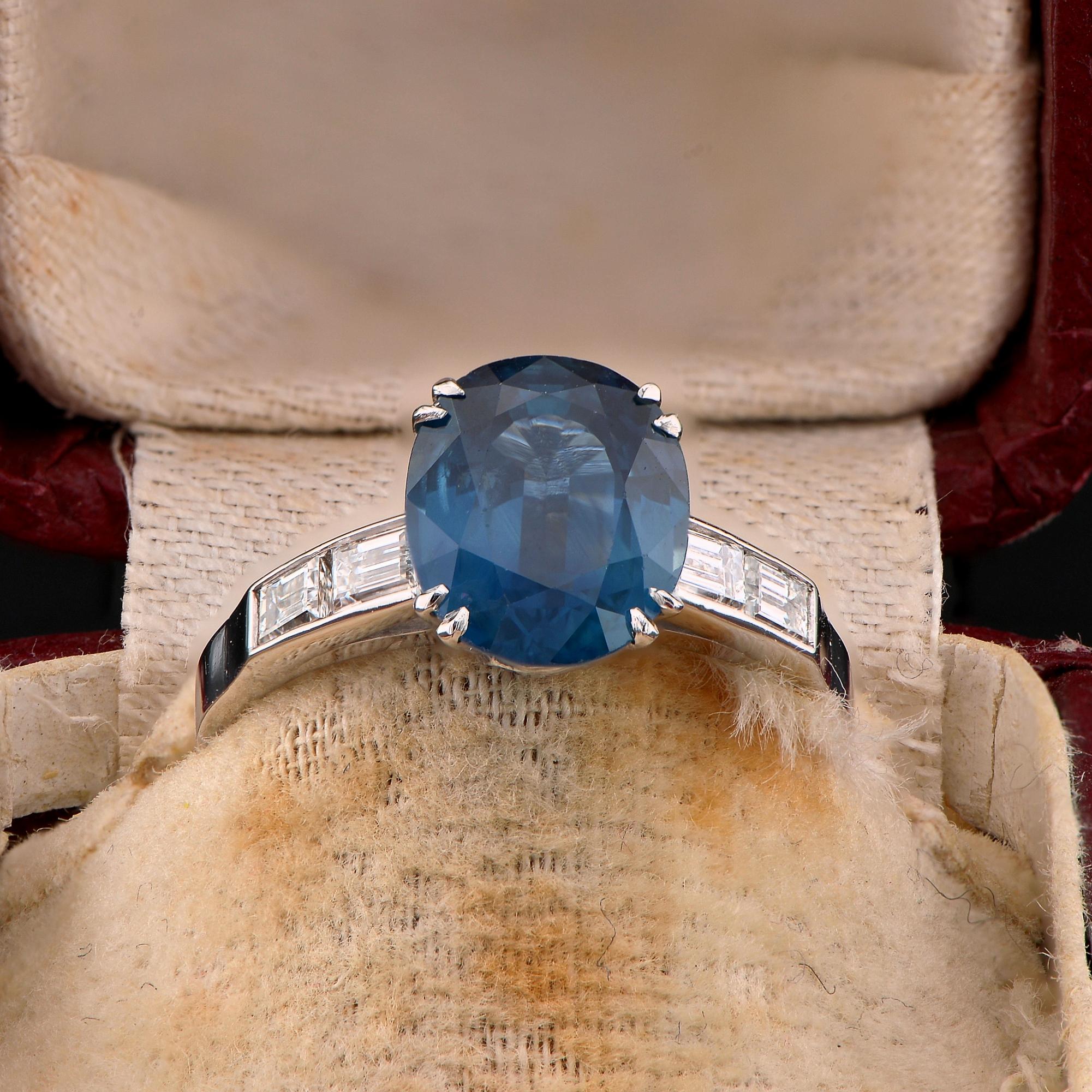 Blue Dream
This sturdy and elegant estate ring is beautifully hand crafted of solid 18 kt gold – marked
Designed as solitaire with an exceptional mounting of timeless style
Imposed in the centre is a totally natural Sapphire is 100% NO Heat –