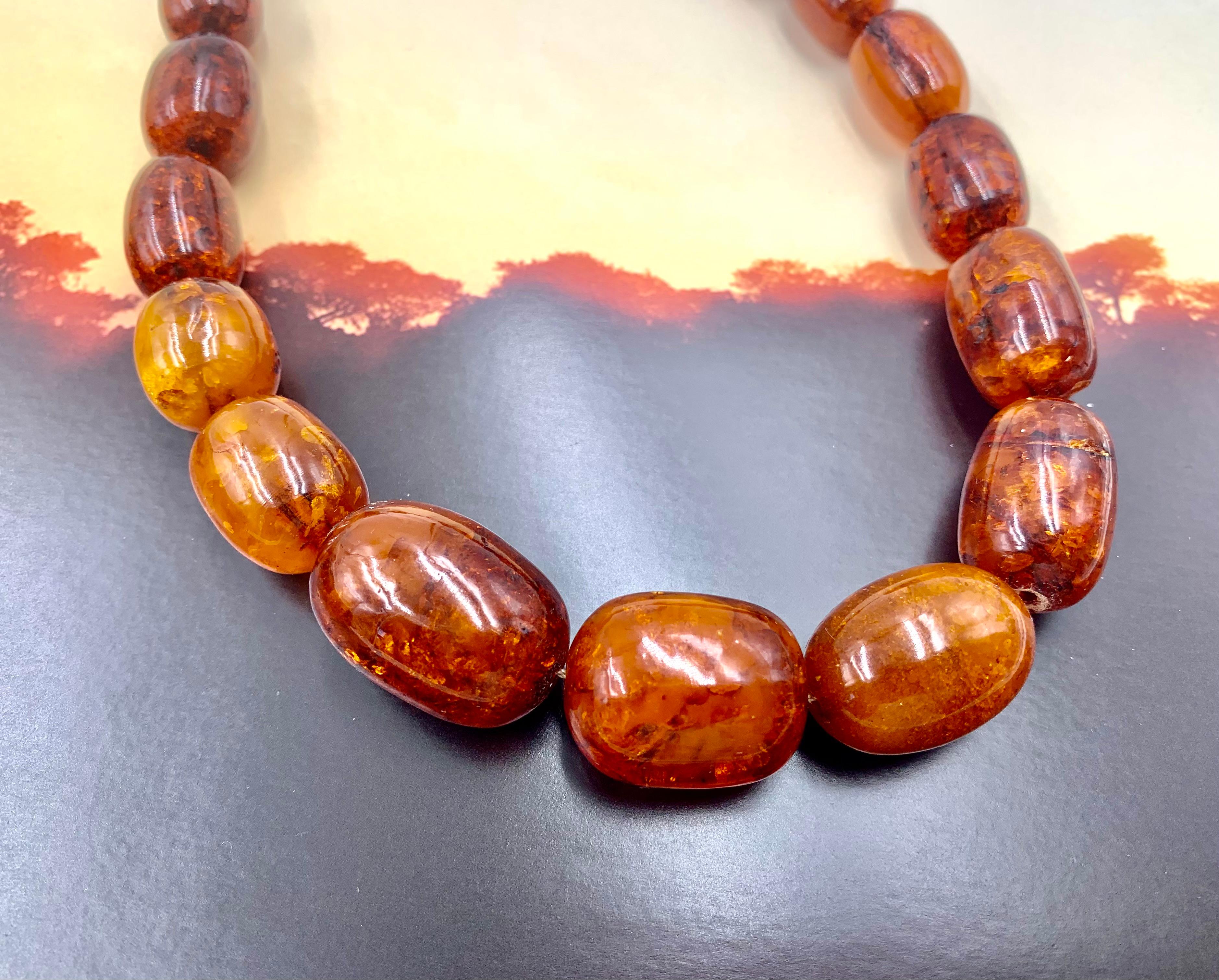 Femenino o masculino Estate Natural Oval 26mm to 12mm Graduated Honey Amber Collar de Oro Amarillo de 14K en venta