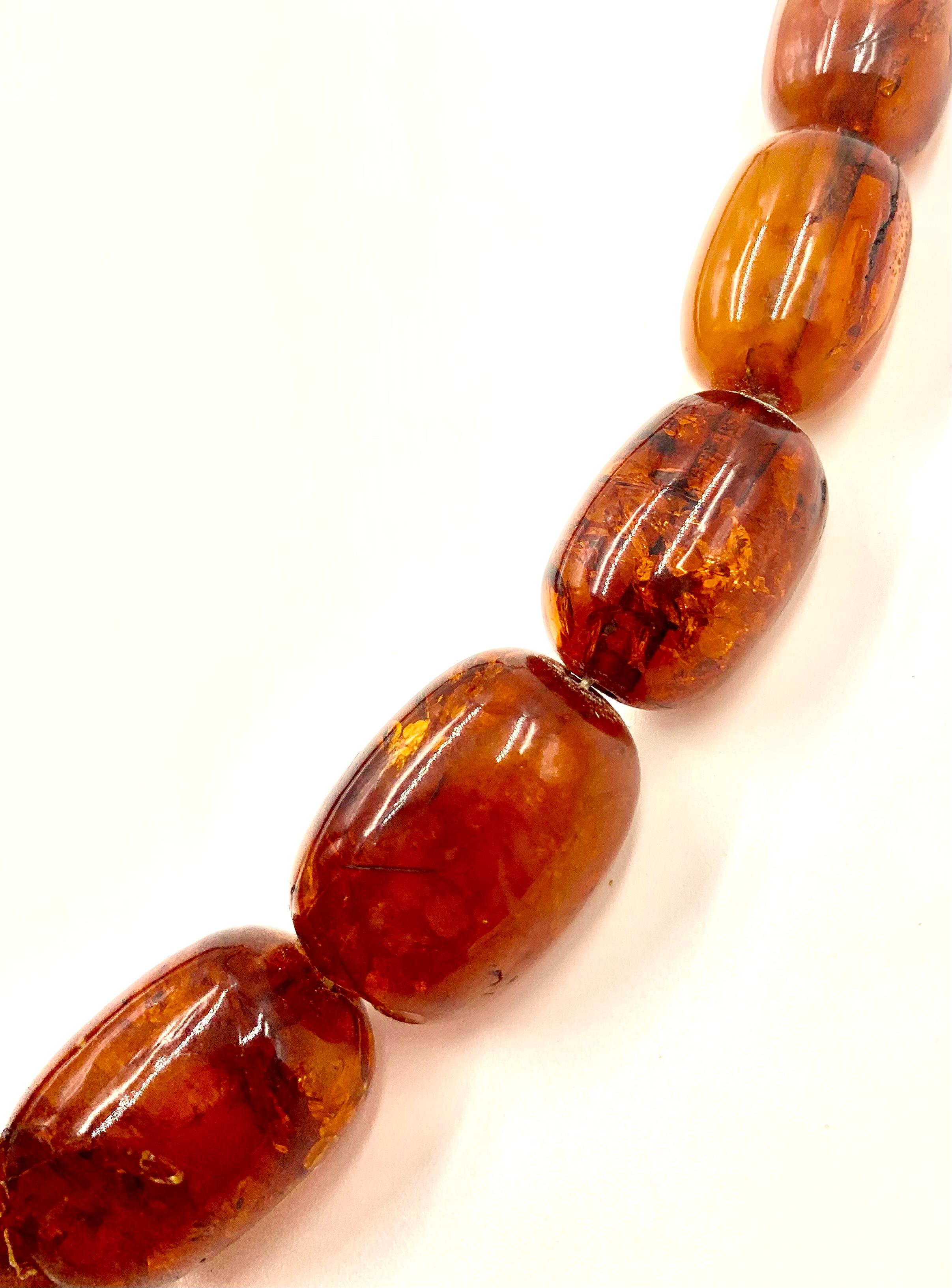 Estate Natural Oval 26mm to 12mm Graduated Honey Amber Collar de Oro Amarillo de 14K en venta 3