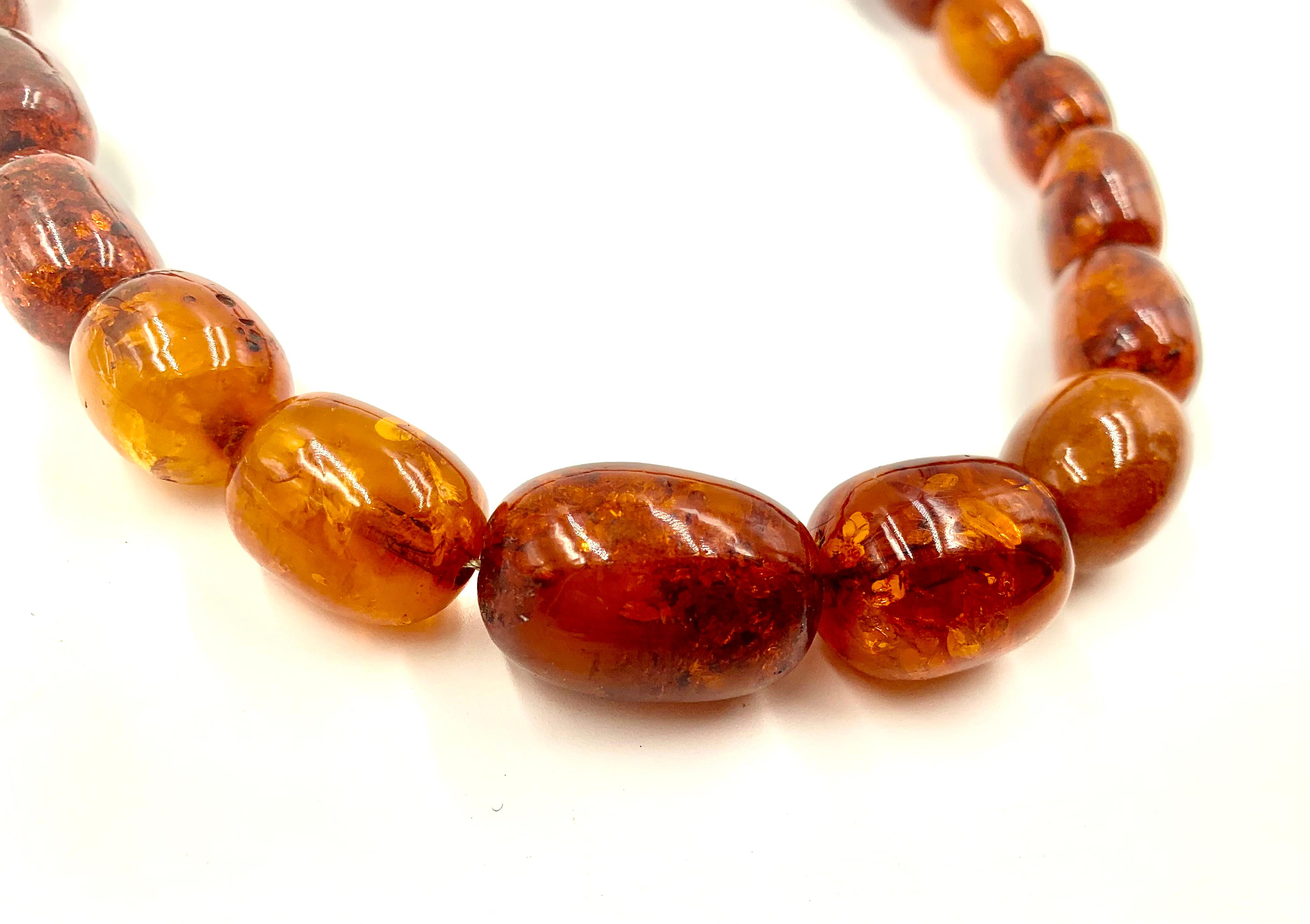 Estate Natural Oval 26mm to 12mm Graduated Honey Amber Collar de Oro Amarillo de 14K en venta 4