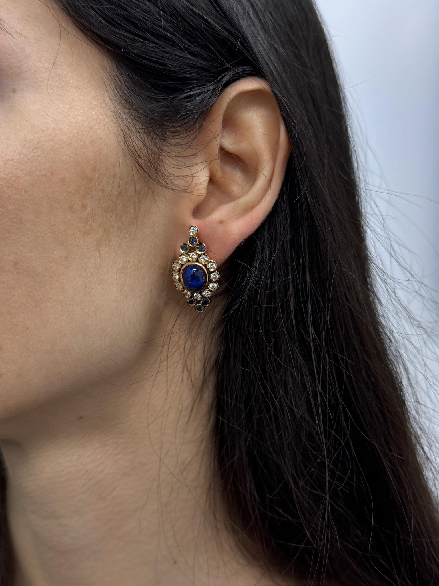 Elegantes y atemporales, estos pendientes de clip de la finca presentan ricos zafiros cabujón ovales en su centro, acentuados por brillantes diamantes blancos y zafiros más pequeños. Elaborados en lujoso oro amarillo de 18 quilates y con un peso de