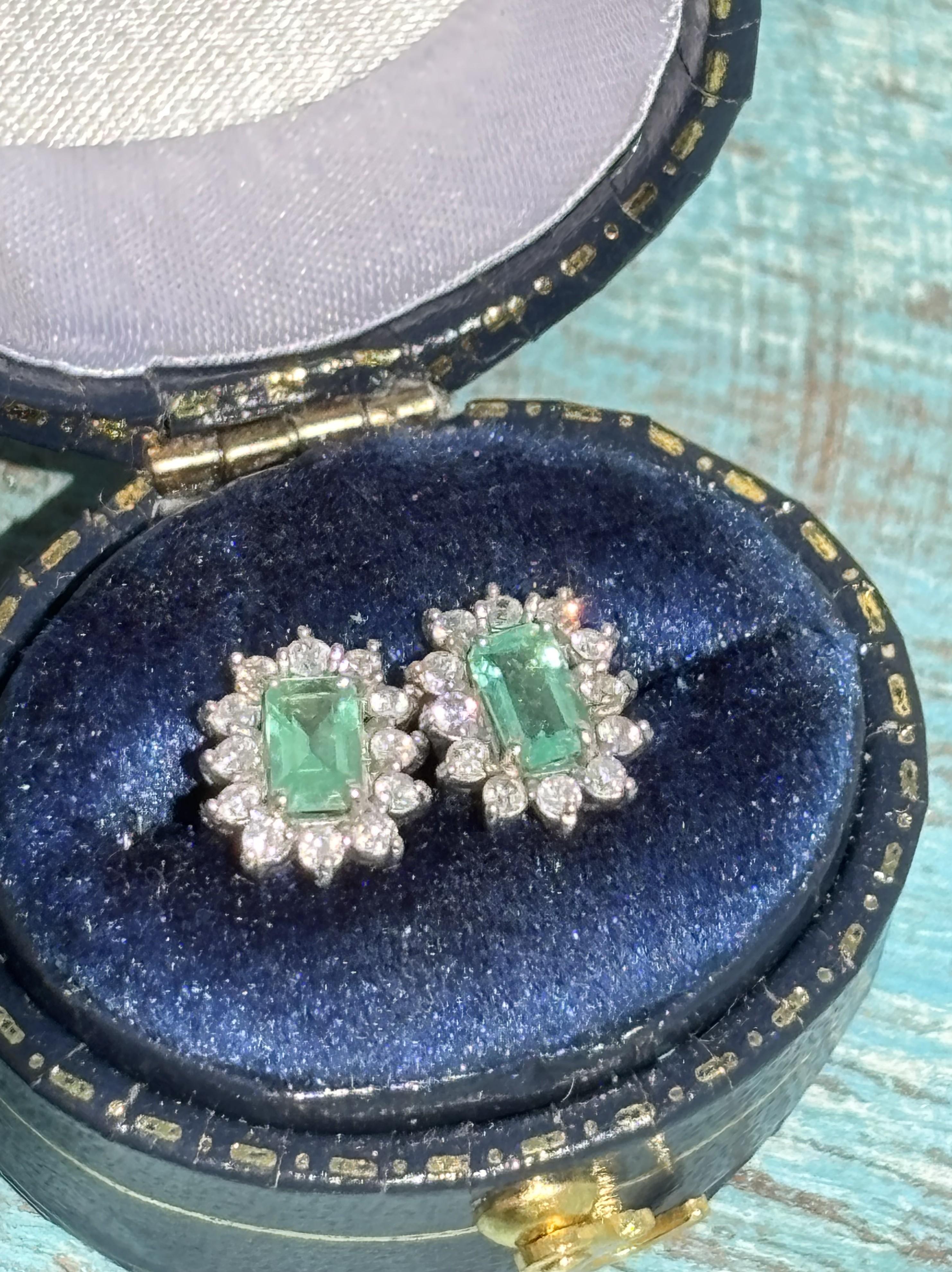 Donna Orecchini a lobo con smeraldo naturale dello Zambia con pavé di diamanti in oro 18 carati in vendita
