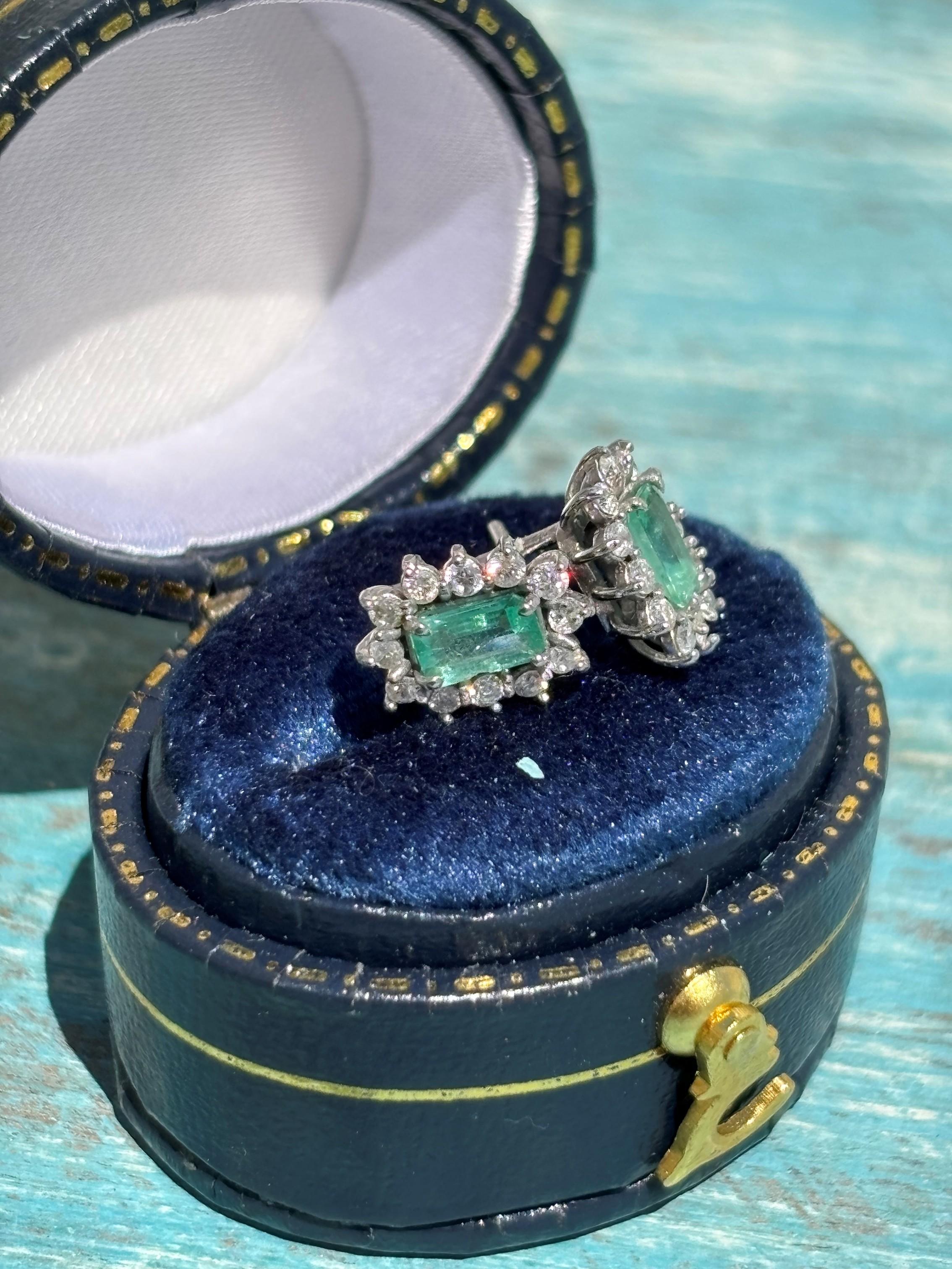 Orecchini a lobo con smeraldo naturale dello Zambia con pavé di diamanti in oro 18 carati in vendita 1
