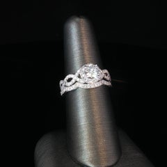 Ensemble de bagues de fiançailles et d'alliance en or blanc 14 carats avec diamants de la marque Neil Lane (2 pièces)