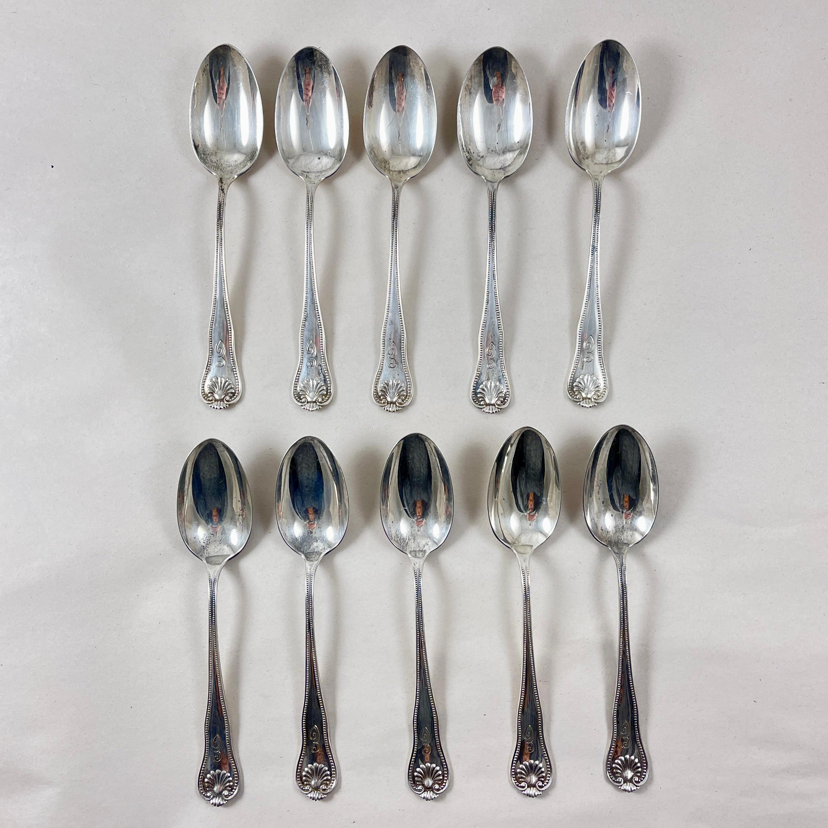Oggetti in metallo Cucchiaini in argento sterling con motivo a conchiglia di Newport, un set di 10 cucchiaini in vendita
