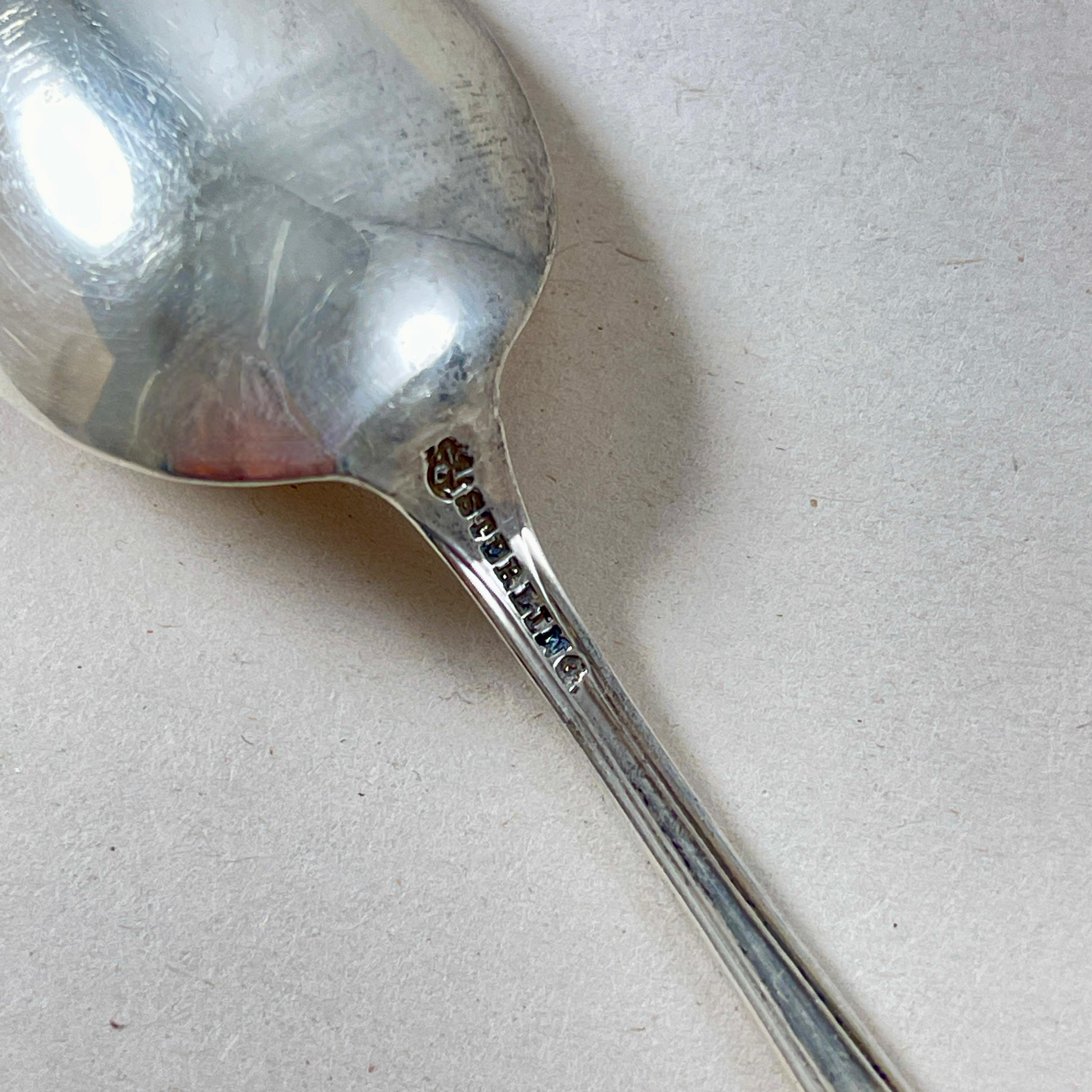 XX secolo Cucchiaini in argento sterling con motivo a conchiglia di Newport, un set di 10 cucchiaini in vendita