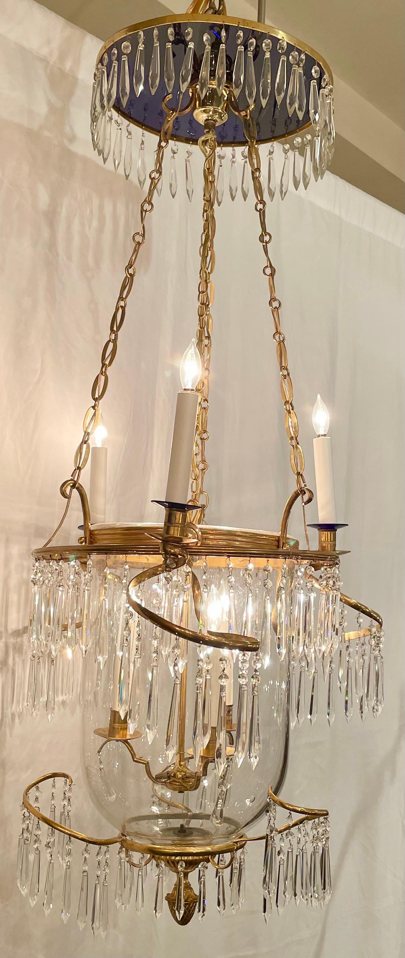 Européen Lanterne d'Oré en bronze d'Europe du Nord, verre et cristal taillé, Circa 1950. en vente