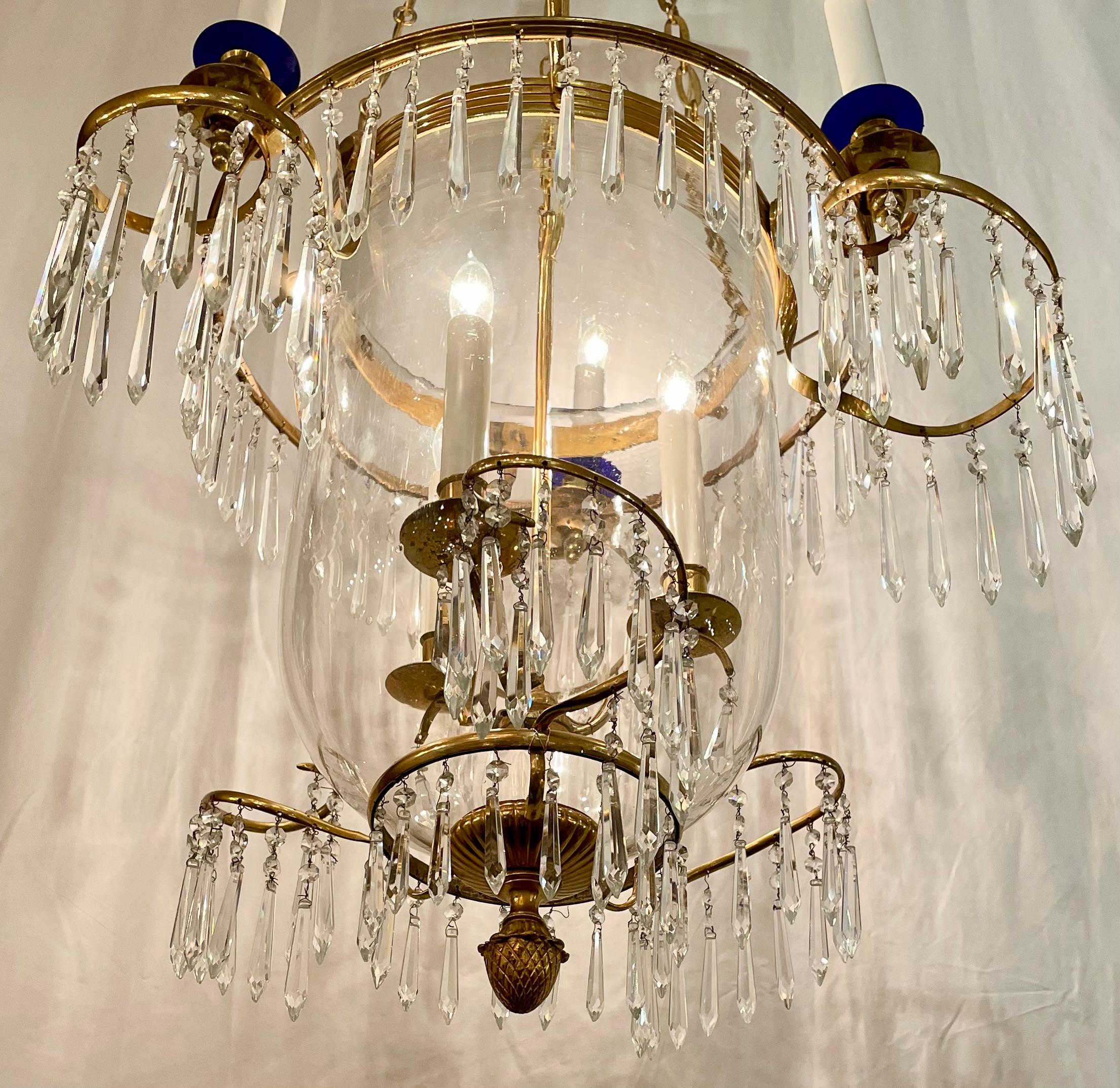 Lanterne d'Oré en bronze d'Europe du Nord, verre et cristal taillé, Circa 1950. Bon état - En vente à New Orleans, LA