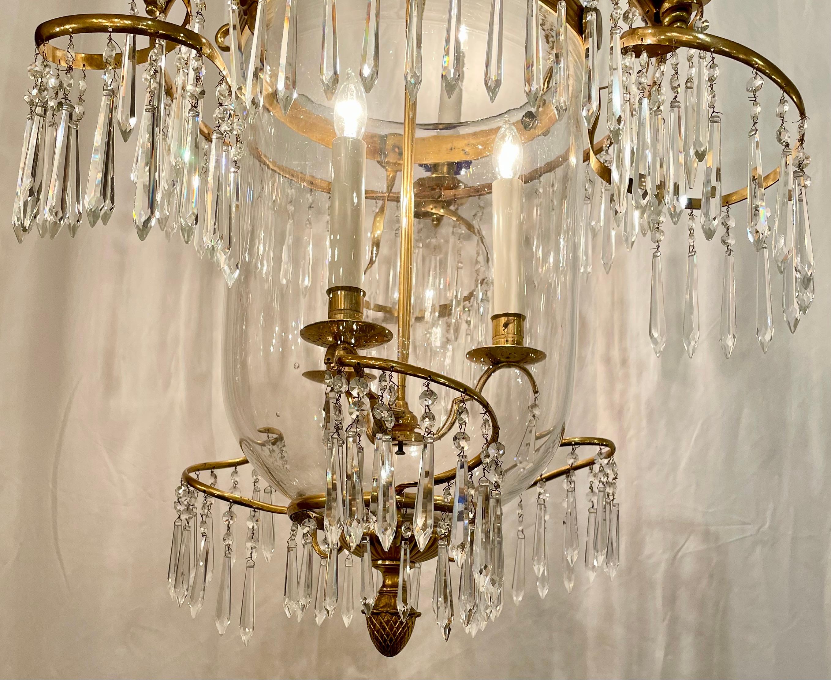 20ième siècle Lanterne d'Oré en bronze d'Europe du Nord, verre et cristal taillé, Circa 1950. en vente
