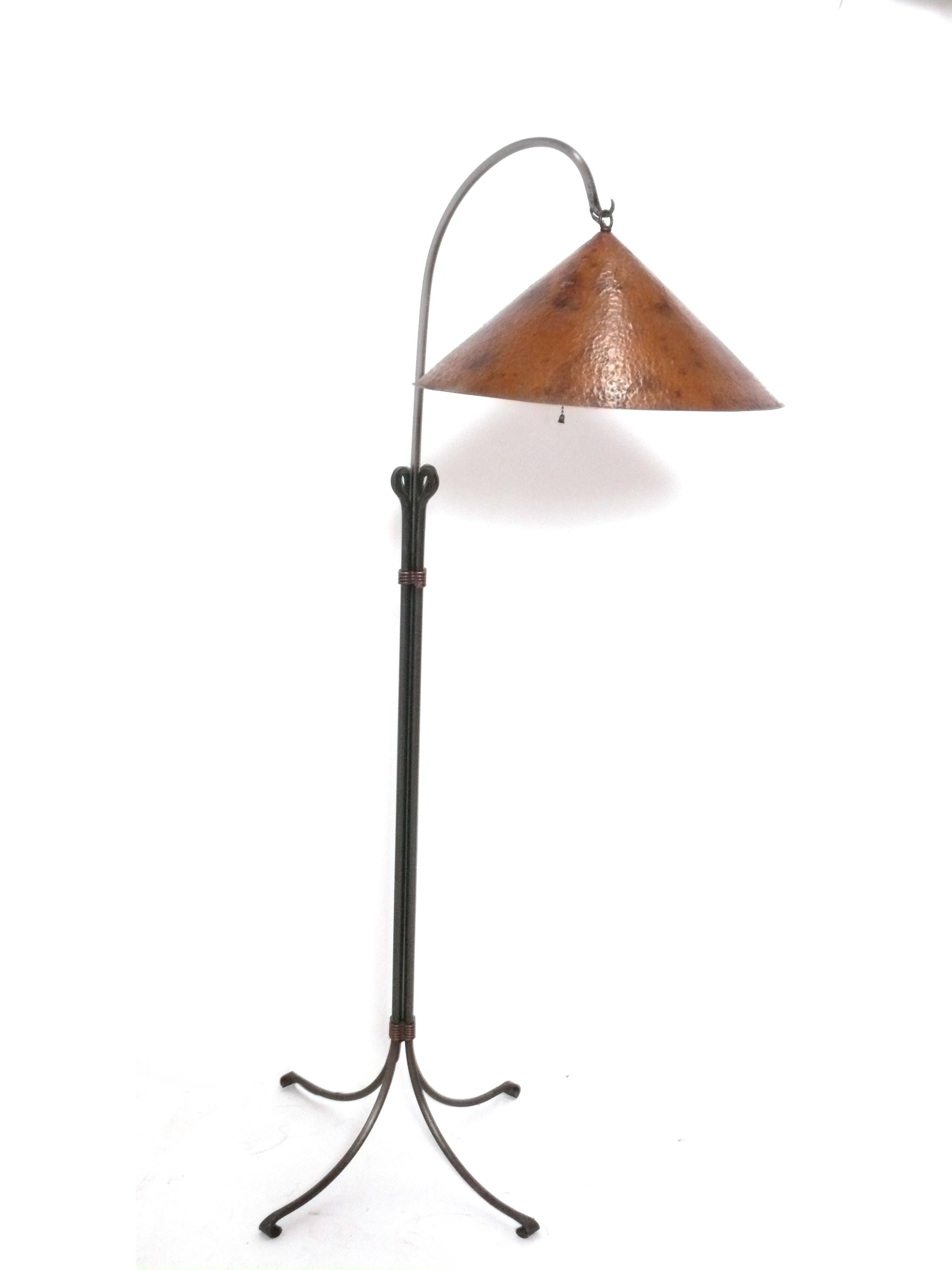 Skulpturale, handgefertigte Stehlampen aus Kupfer und Eisen, aus dem Nachlass von Fritz Scholder und Donna Fuller, amerikanisch, ca. 1980er Jahre. Der Preis liegt bei 1650 $ pro Stück oder 4500 $ für alle drei. Von links nach rechts messen sie: 56,5