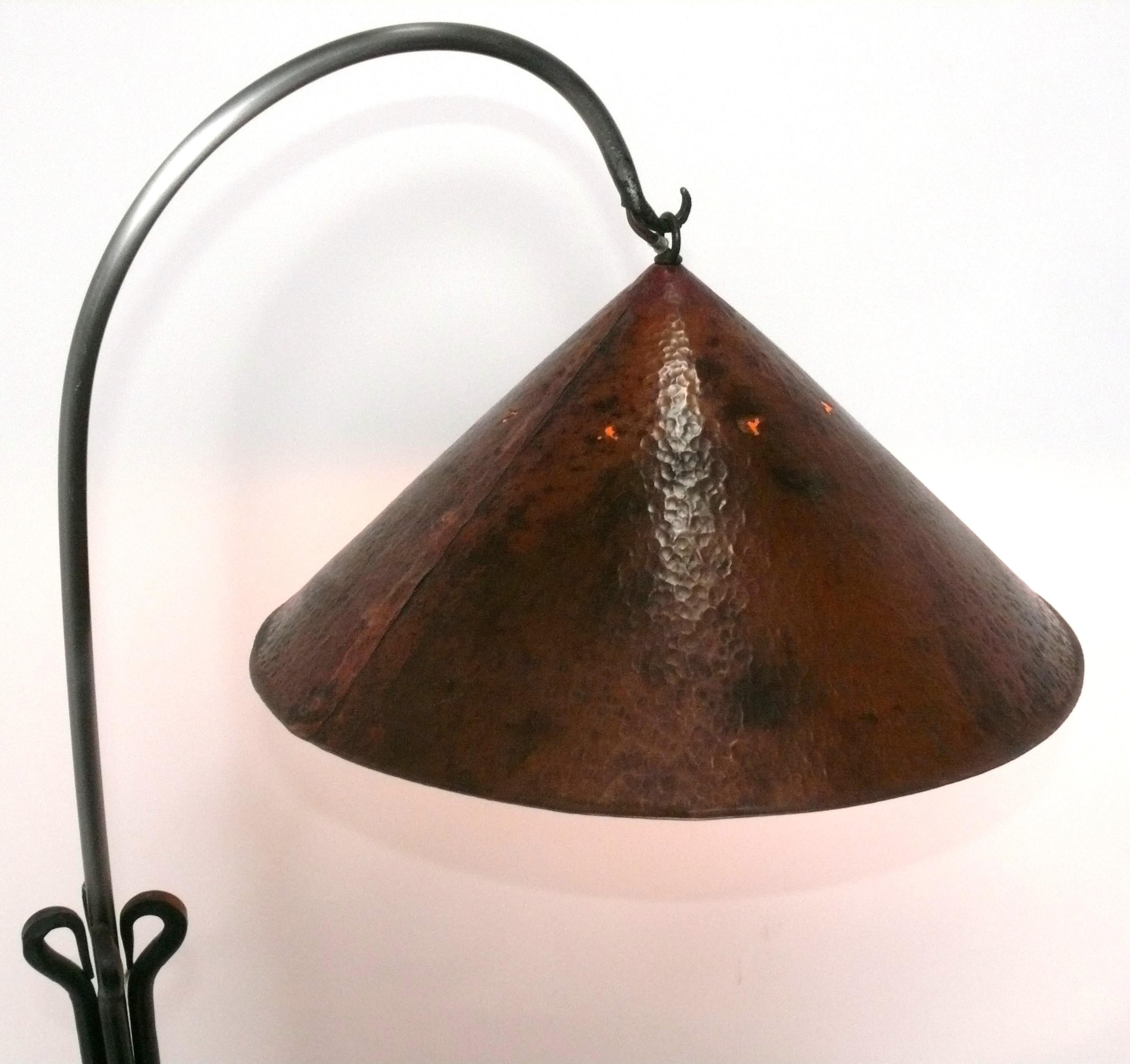 Nachlass von Fritz Scholder Hand Made Kupfer und Eisen Stehlampen $1650 pro Stück (Arts and Crafts) im Angebot