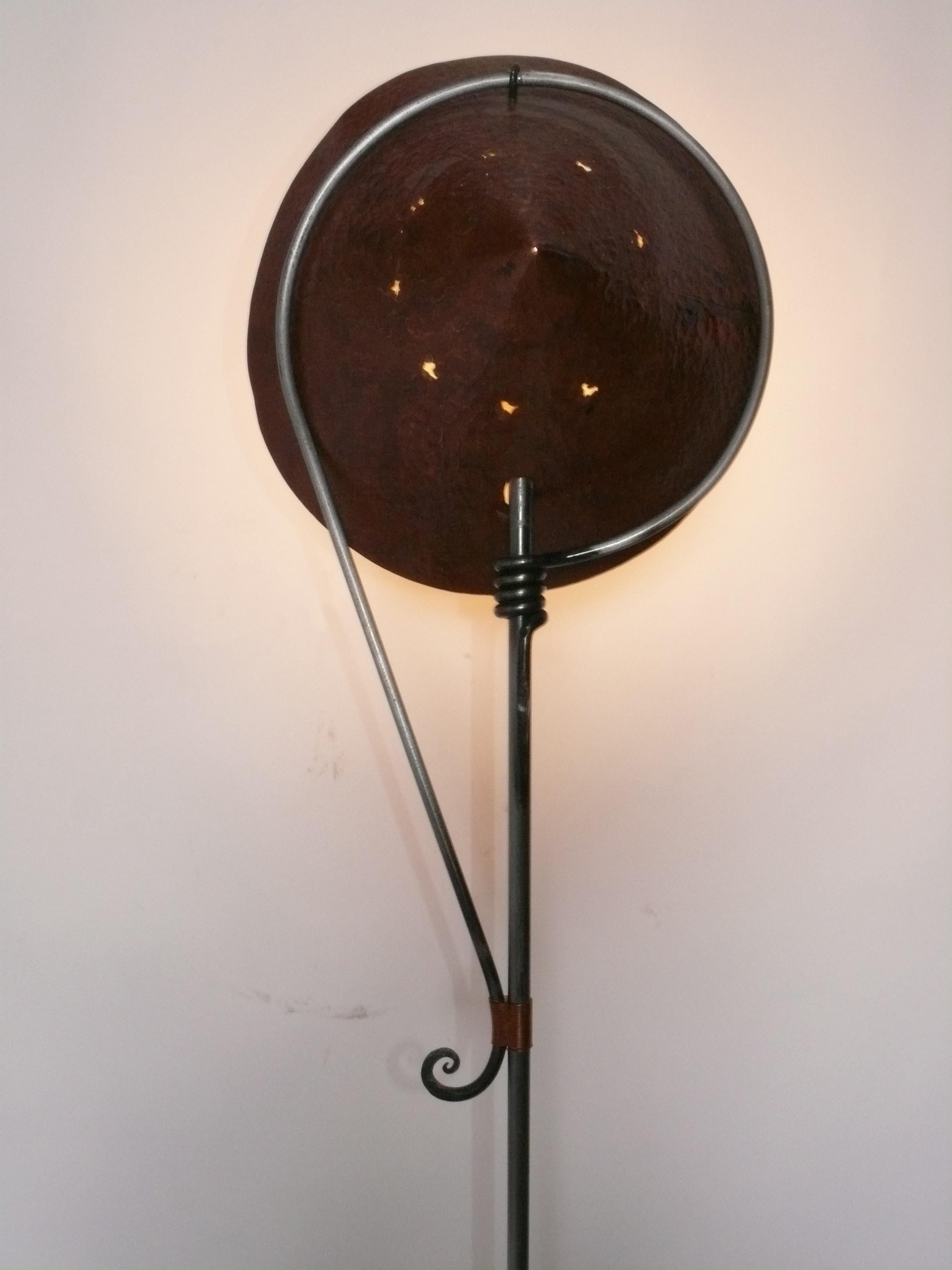 Nachlass von Fritz Scholder Hand Made Kupfer und Eisen Stehlampen $1650 pro Stück im Zustand „Gut“ im Angebot in Atlanta, GA
