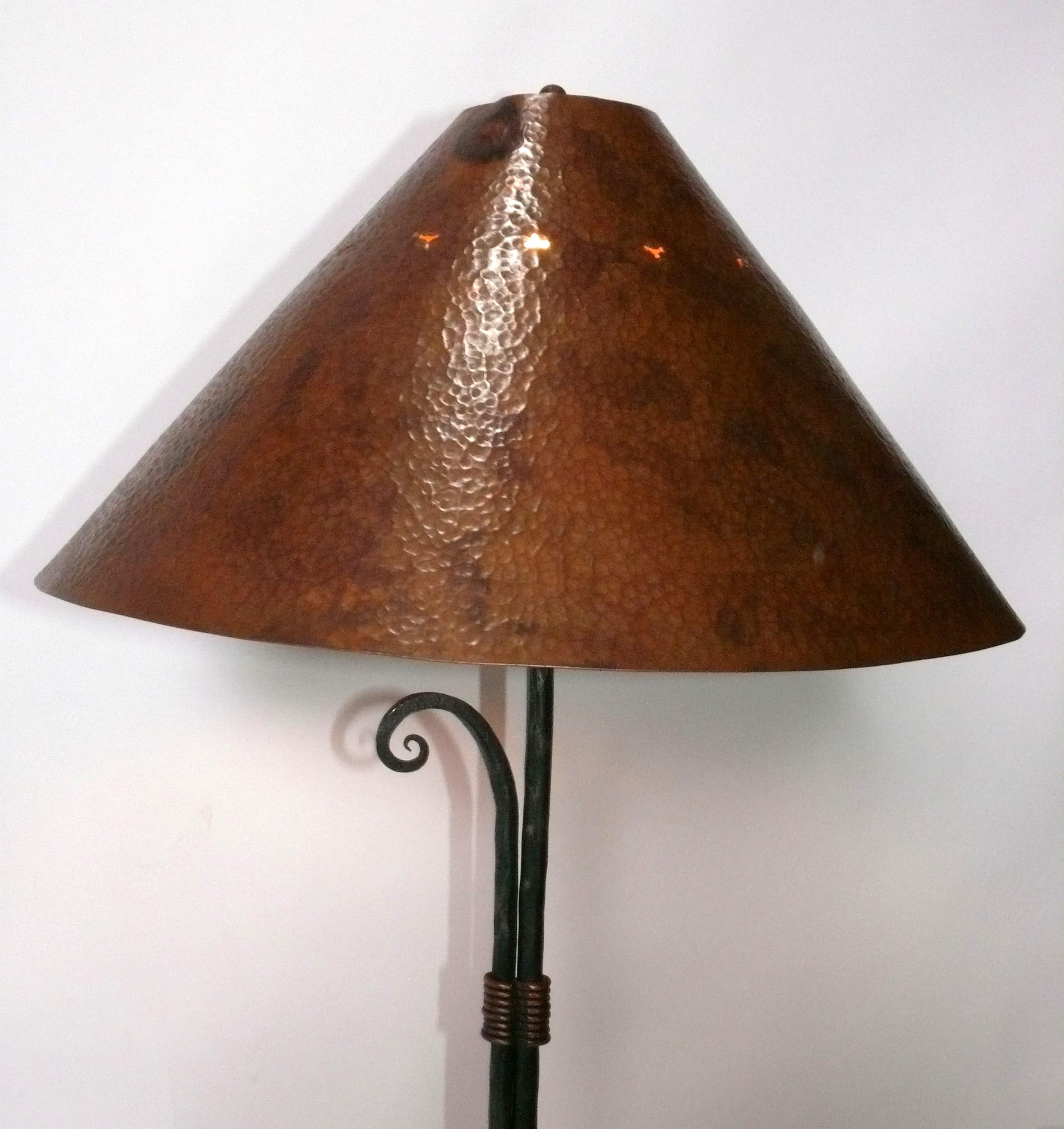 Nachlass von Fritz Scholder Hand Made Kupfer und Eisen Stehlampen $1650 pro Stück (Metall) im Angebot