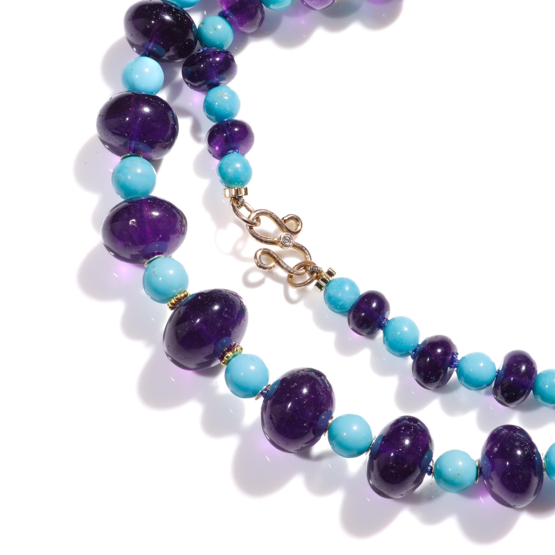 Un collier géant de 26 pouces de long, fait à la main, avec des turquoises de la Belle au Bois Dormant extrêmement rares et pures, non traitées, et des améthystes africaines naturelles. Ce collier présente de fins turquoises bleu Eleg provenant de