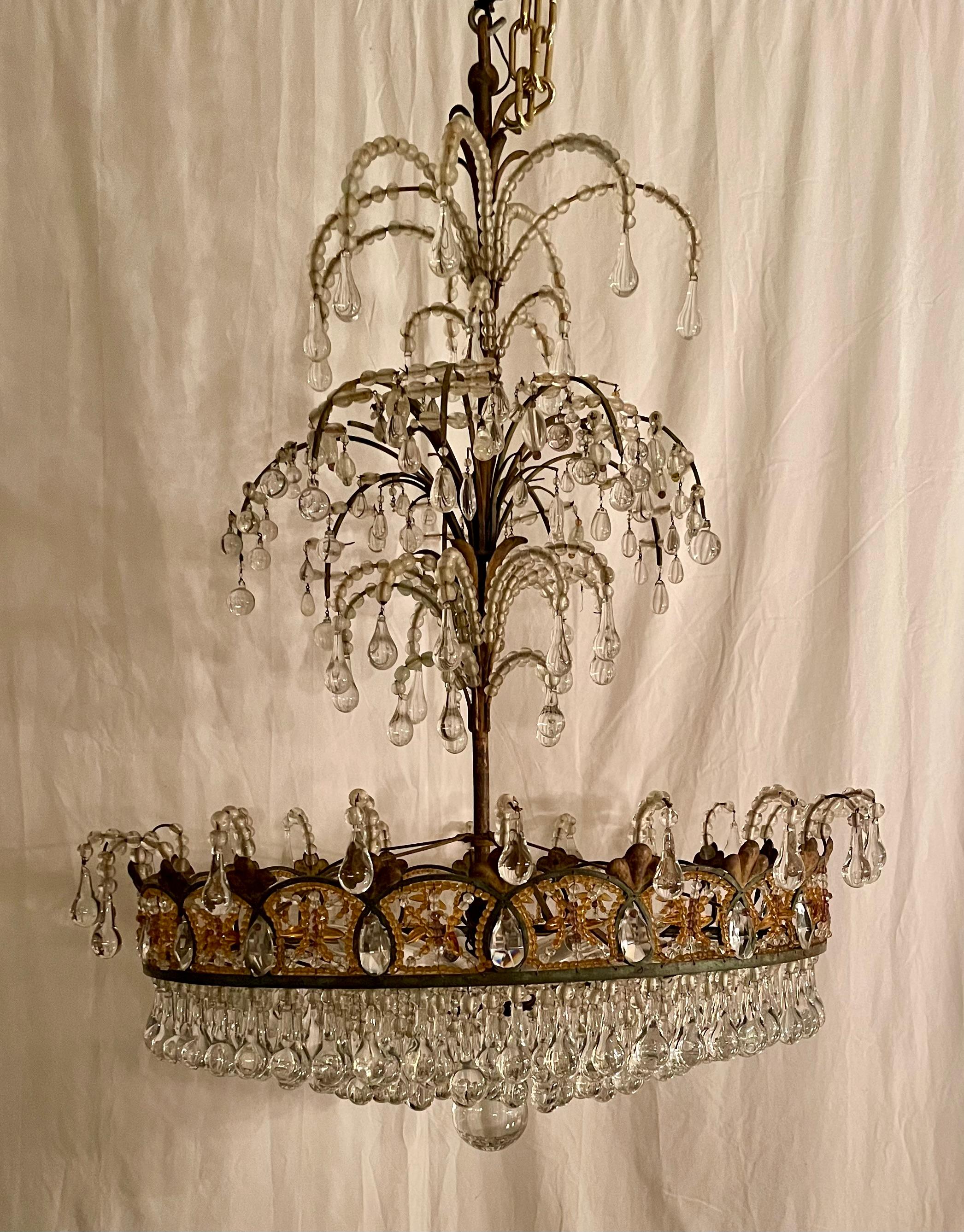 Lustre original en cristal richement perlé, circa 1950-1960.
Provenant d'une propriété locale à Audubon Place, New Orleans.