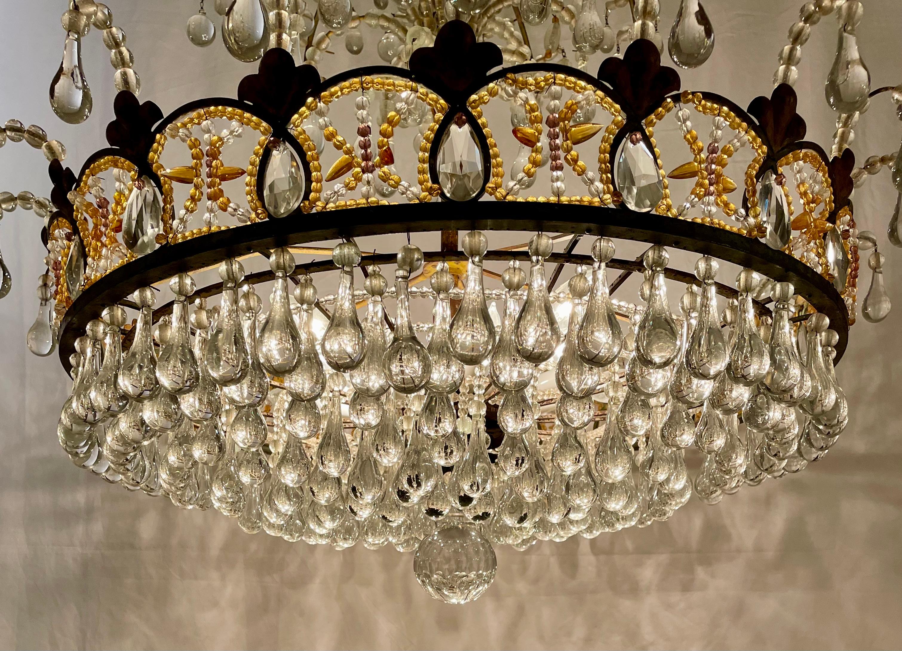 Américain Lustre original en cristal perlé provenant d'une ancienne maison de la New Orleans, Circa 1950. en vente