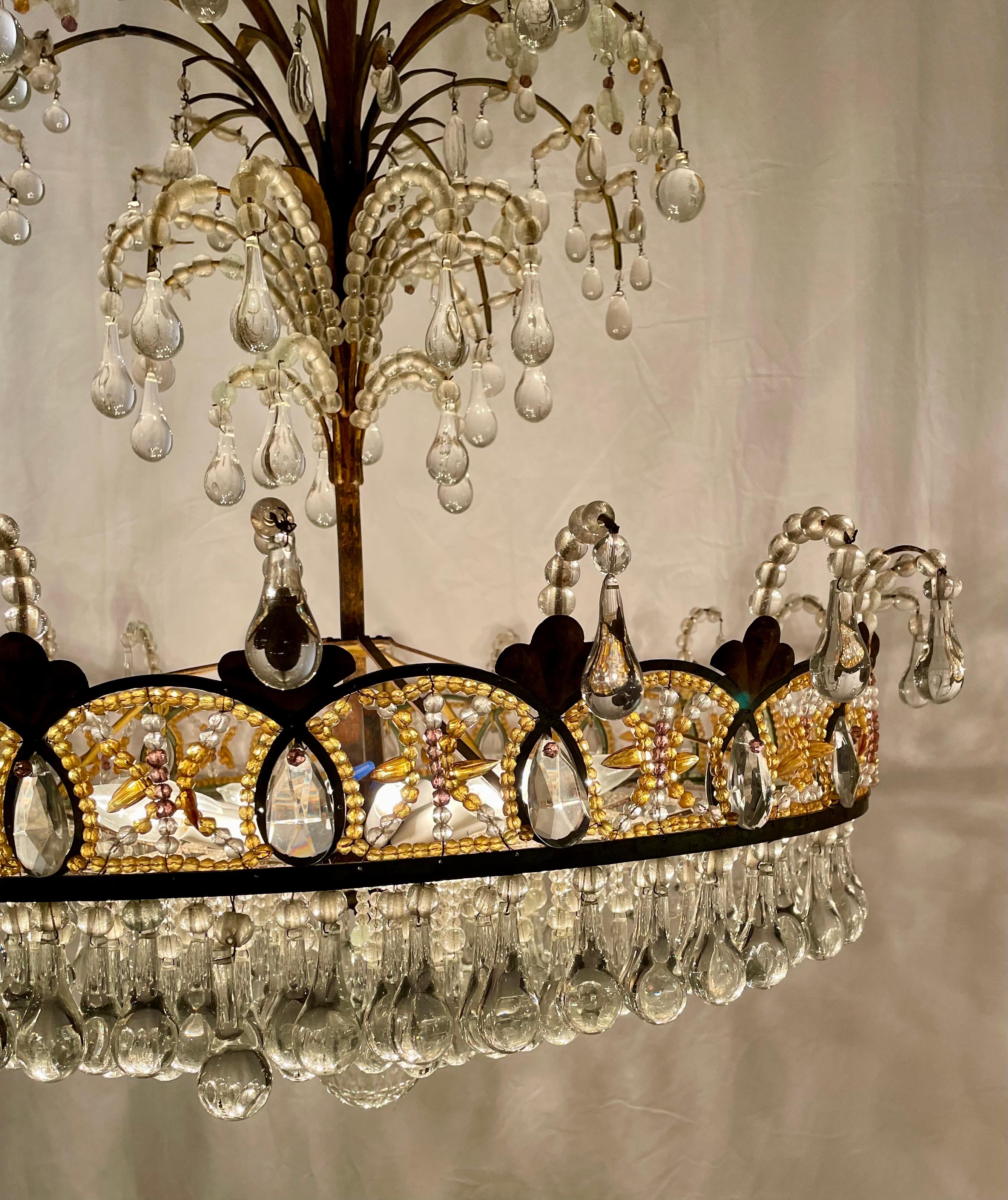 20ième siècle Lustre original en cristal perlé provenant d'une ancienne maison de la New Orleans, Circa 1950. en vente