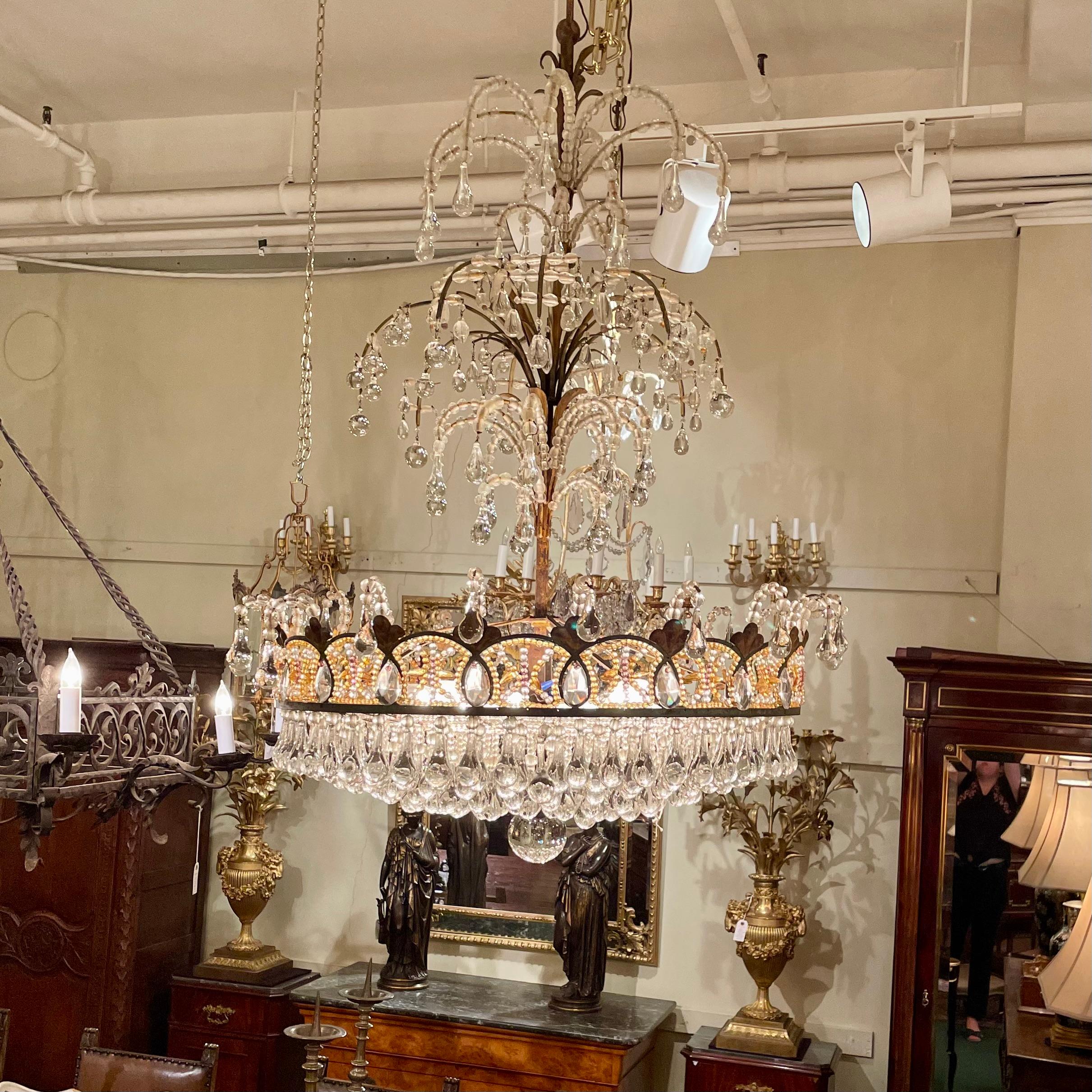 Lustre original en cristal perlé provenant d'une ancienne maison de la New Orleans, Circa 1950. en vente 1