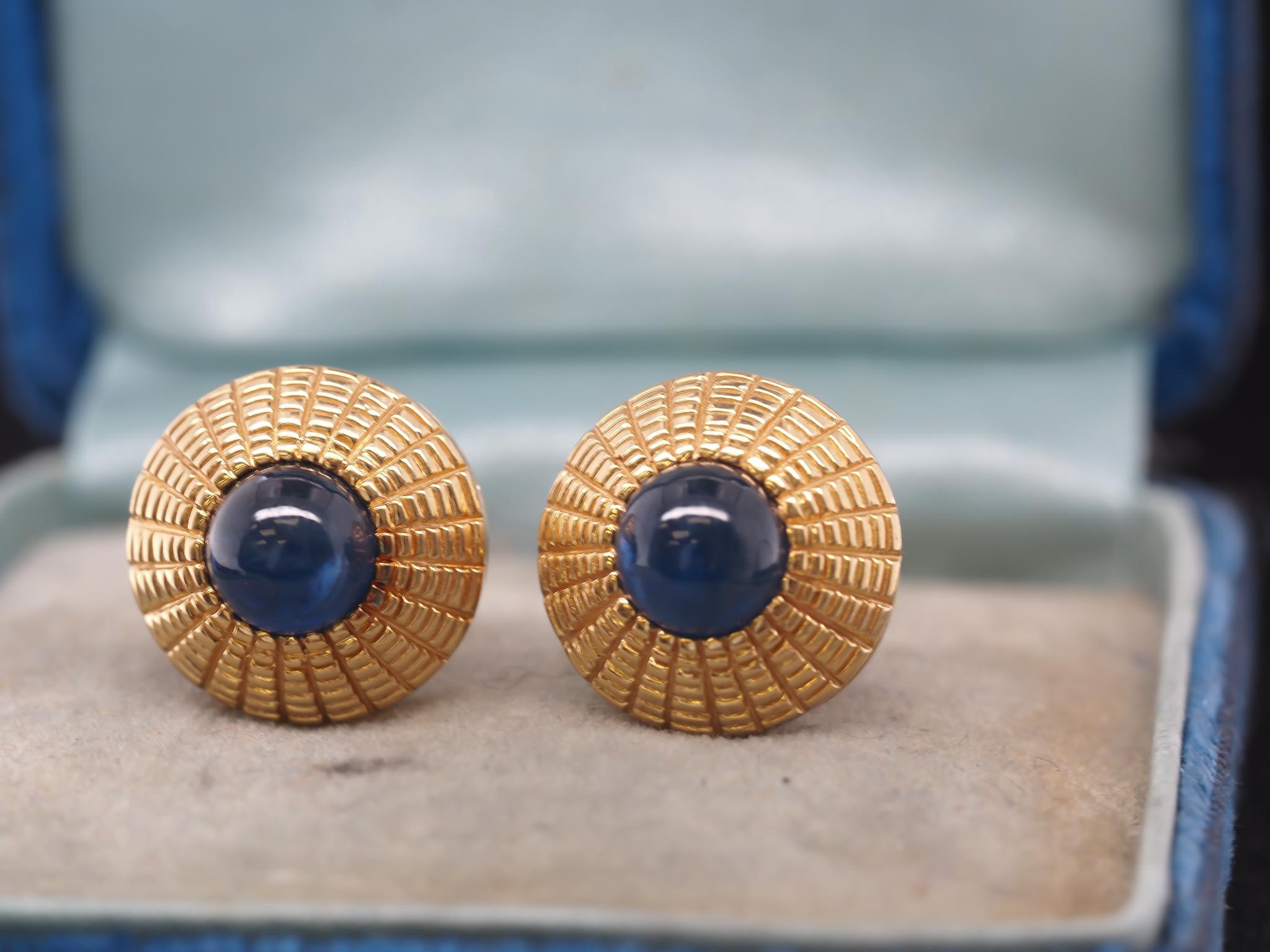 Women's Estate Oscar Heyman 18K Yellow Gold and Cabochon Sapphire Earrings - VHK#984 For Sale