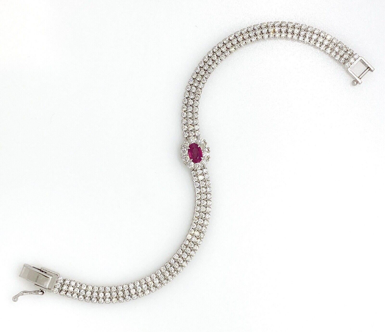 Taille ovale Bracelet Estate en platine avec rubis ovale et diamants en vente