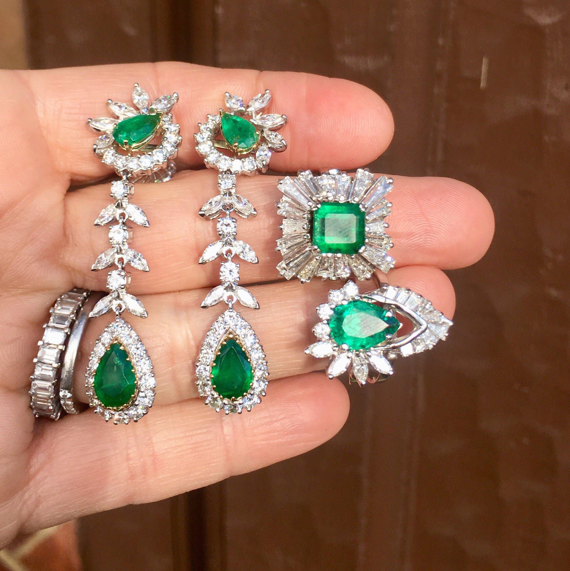 Estate Pair of Platinum 14 Carat Emerald G/VS Diamond Dangle Pendant Earrings For Sale 9