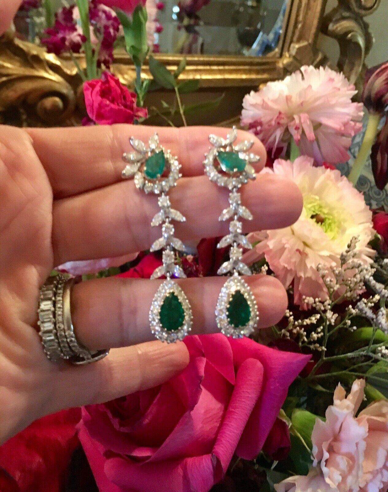 Estate Pair of Platinum 14 Carat Emerald G/VS Diamond Dangle Pendant Earrings For Sale 1