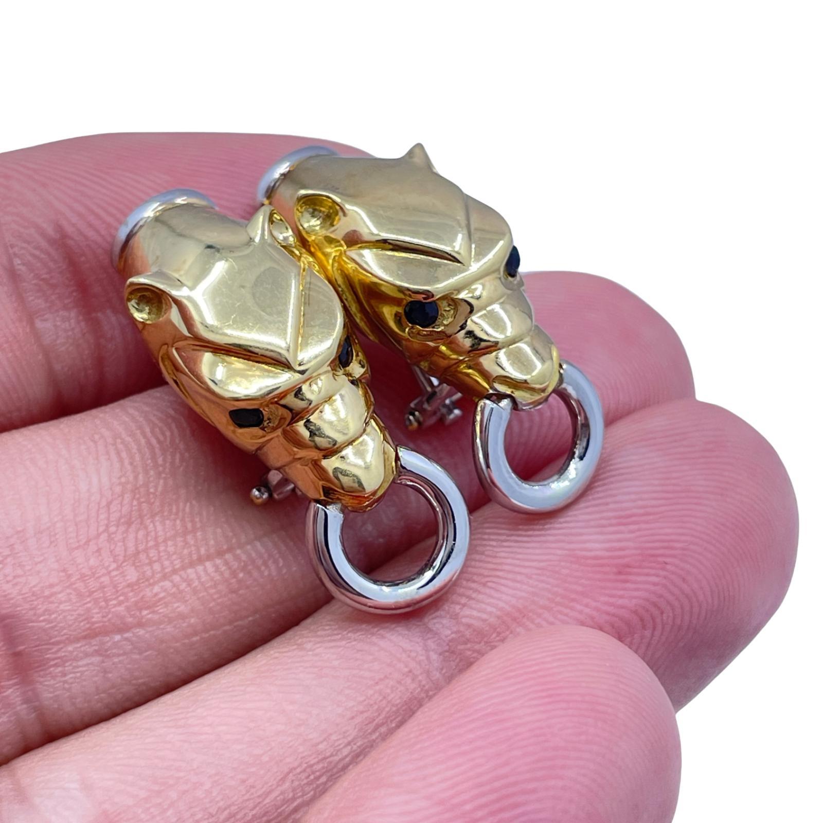 Orecchini Panther in oro giallo 18k con accenti in oro bianco e occhi in onice 

Questi orecchini a forma di pantera sono realizzati in oro giallo 18 carati con accenti in oro bianco e con cabochon in onice nero. Il design audace cattura la forma