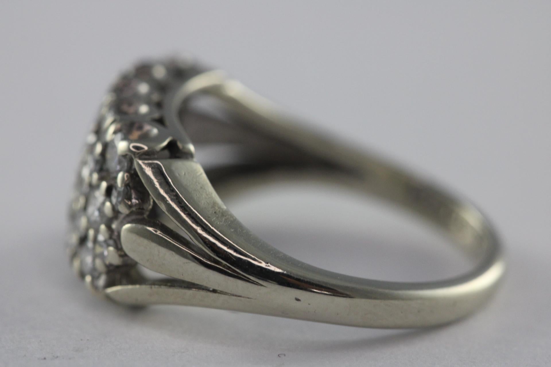 Quinze diamants de taille européenne ancienne et douze diamants de taille unique totalisant environ 1,00 carat, de couleur F et de pureté VS, étincellent sur le dessus de ce bracelet fendu. Serti en or blanc 14K et en platine. 

