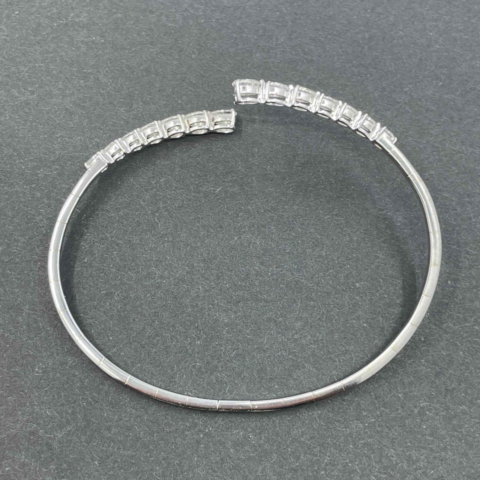 Bangle con diamanti bypass in oro bianco 18K - Semi-Flex - Diamanti a forma di pera da 1,30ctw

Un braccialetto bypass semi-flessibile, chic e moderno, in oro bianco 18 carati, ornato da 14 scintillanti diamanti naturali taglio brillante a forma di