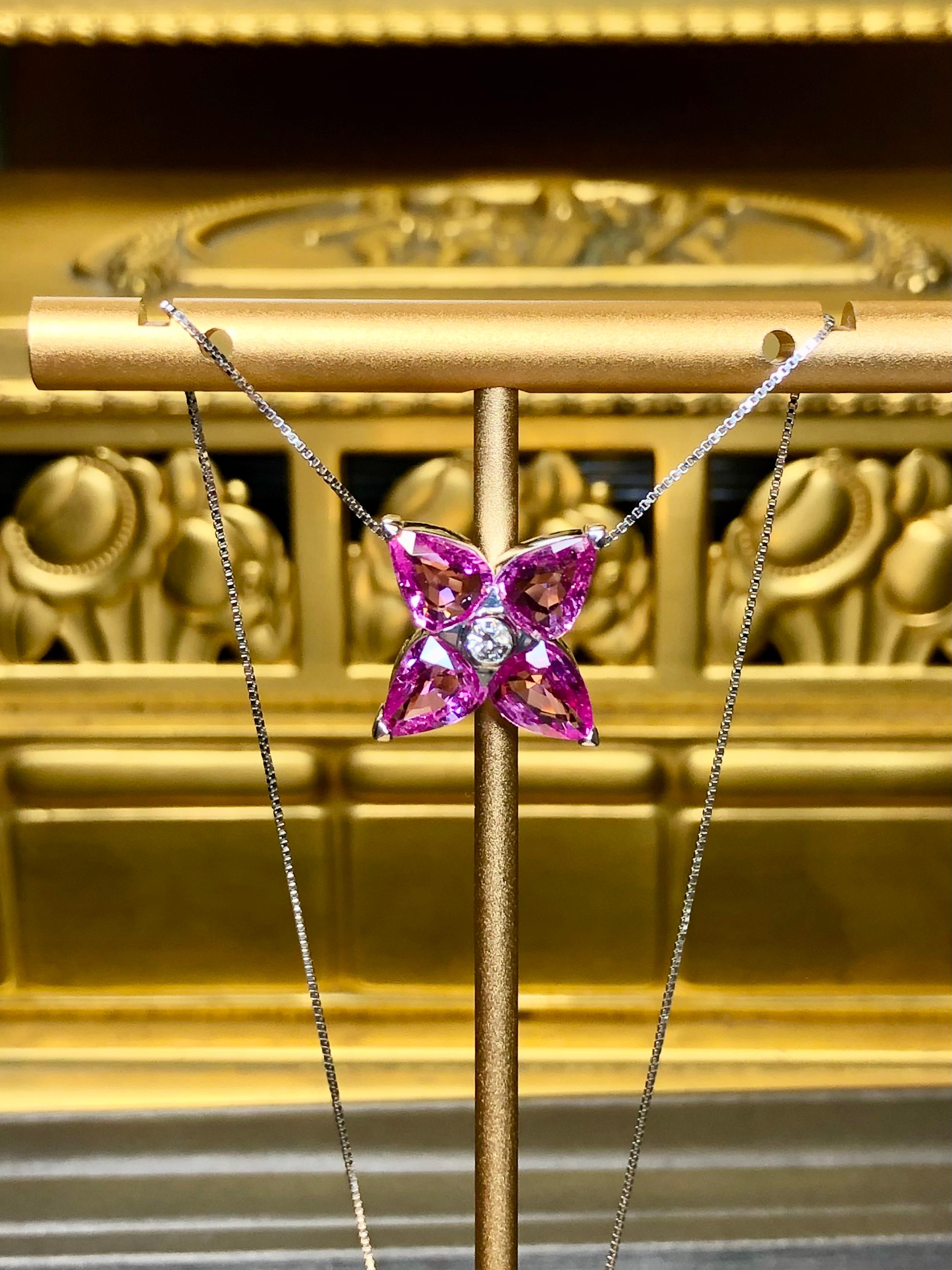 Nachlass Birnenförmiger rosa Saphir 4 Stein Diamant Blume Kleeblatt Anhänger 5,10cttw (Zeitgenössisch) im Angebot