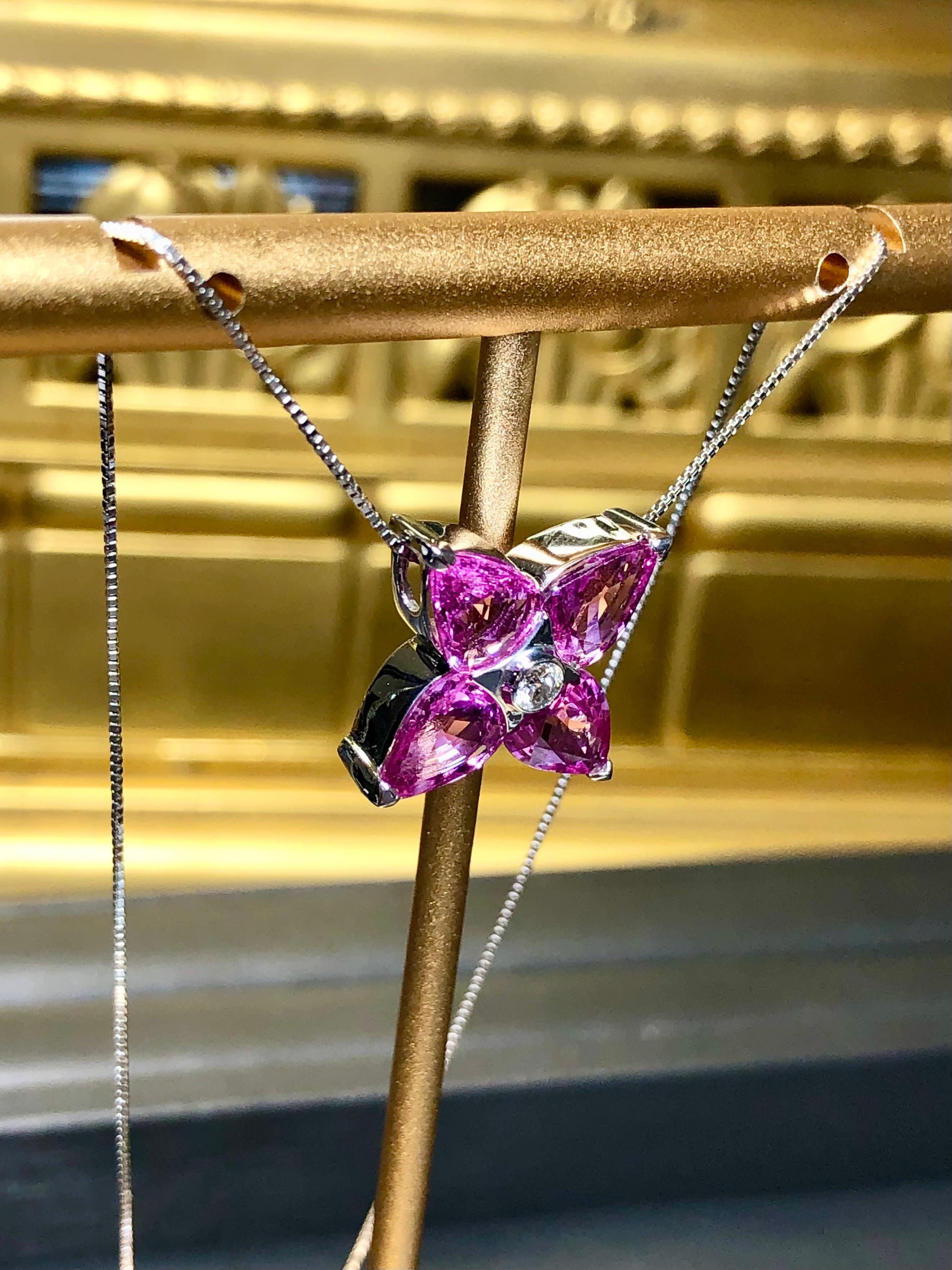 Nachlass Birnenförmiger rosa Saphir 4 Stein Diamant Blume Kleeblatt Anhänger 5,10cttw (Tropfenschliff) im Angebot