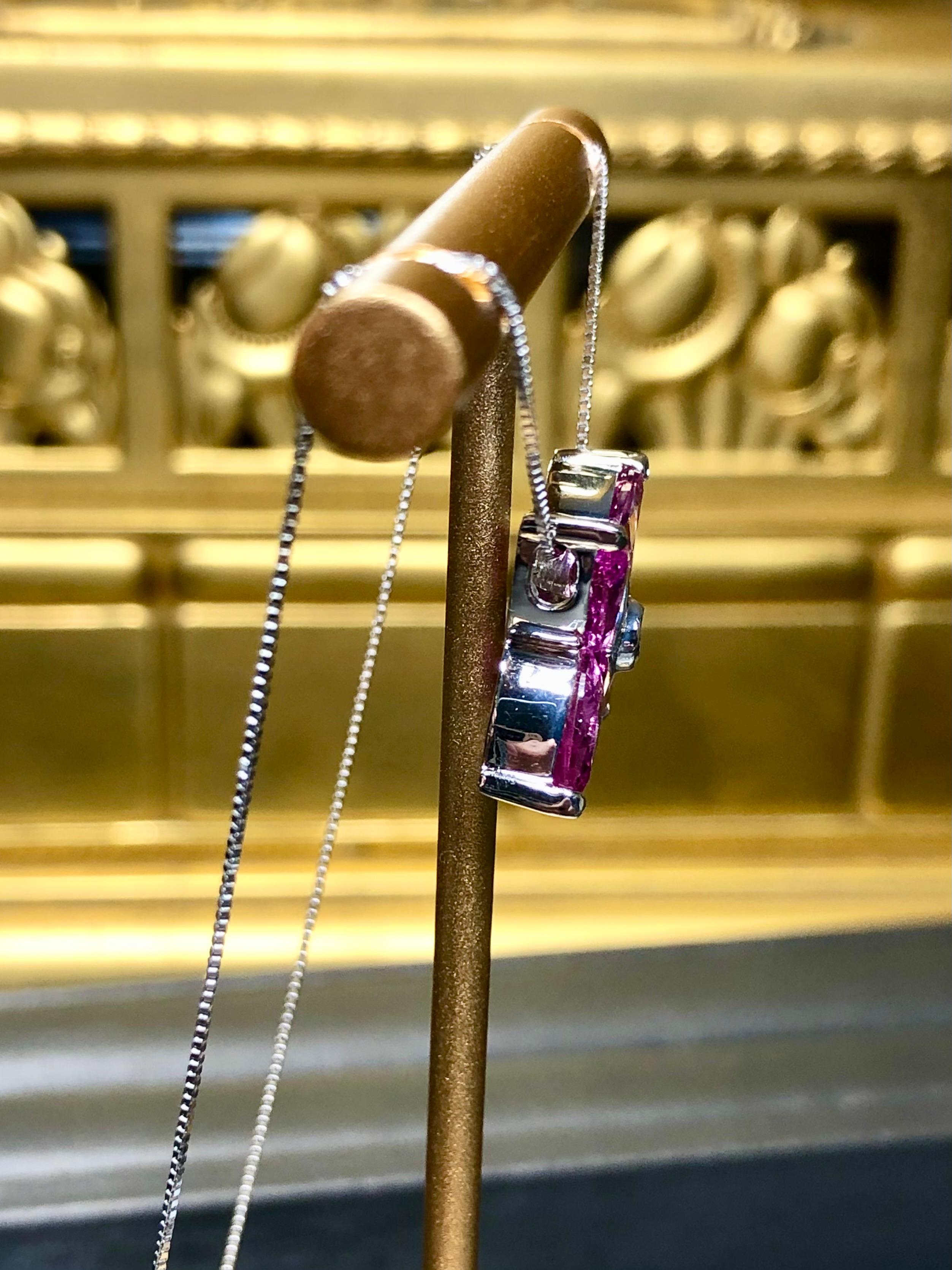 Nachlass Birnenförmiger rosa Saphir 4 Stein Diamant Blume Kleeblatt Anhänger 5,10cttw im Zustand „Gut“ im Angebot in Winter Springs, FL