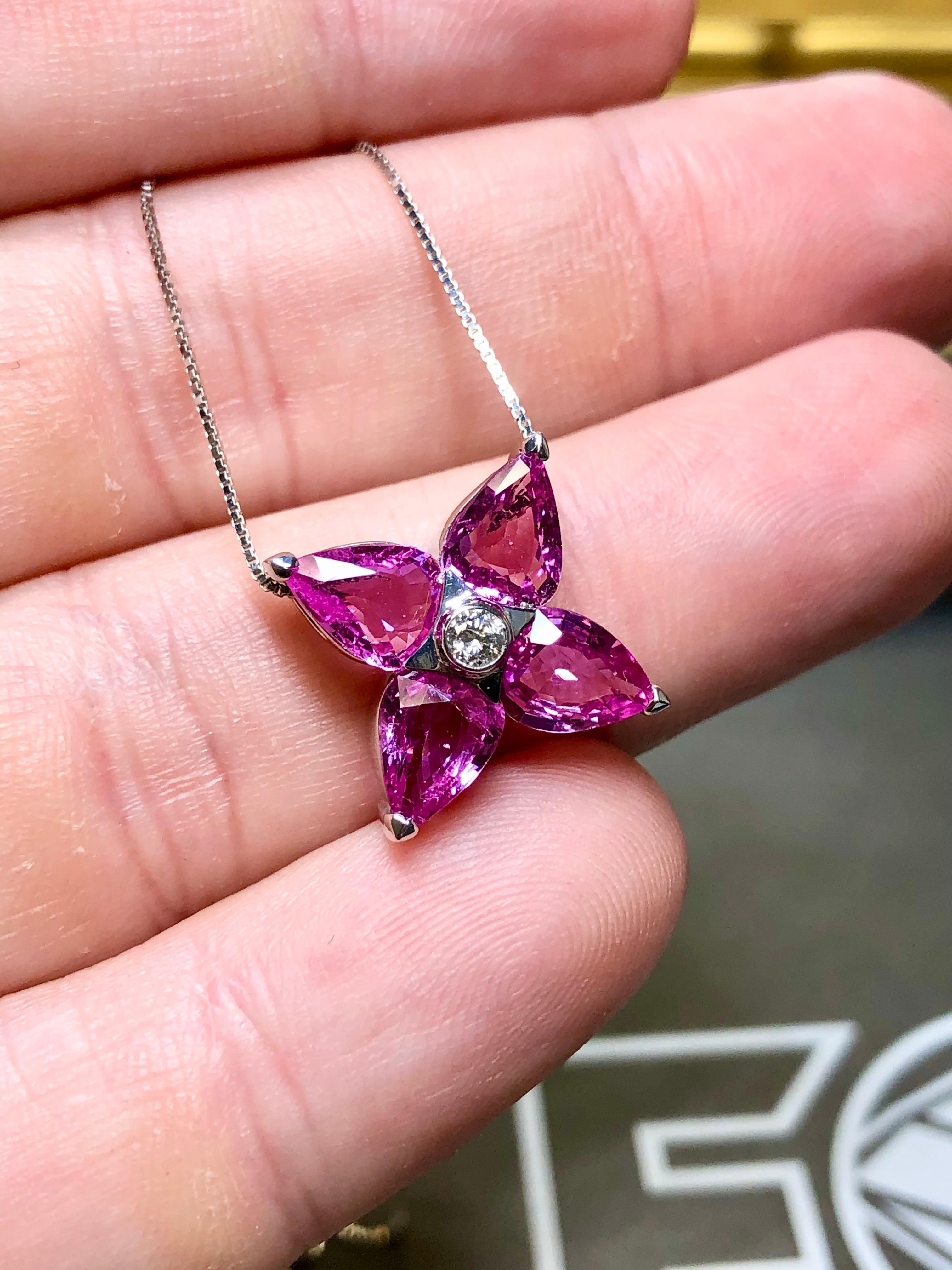 Nachlass Birnenförmiger rosa Saphir 4 Stein Diamant Blume Kleeblatt Anhänger 5,10cttw für Damen oder Herren im Angebot