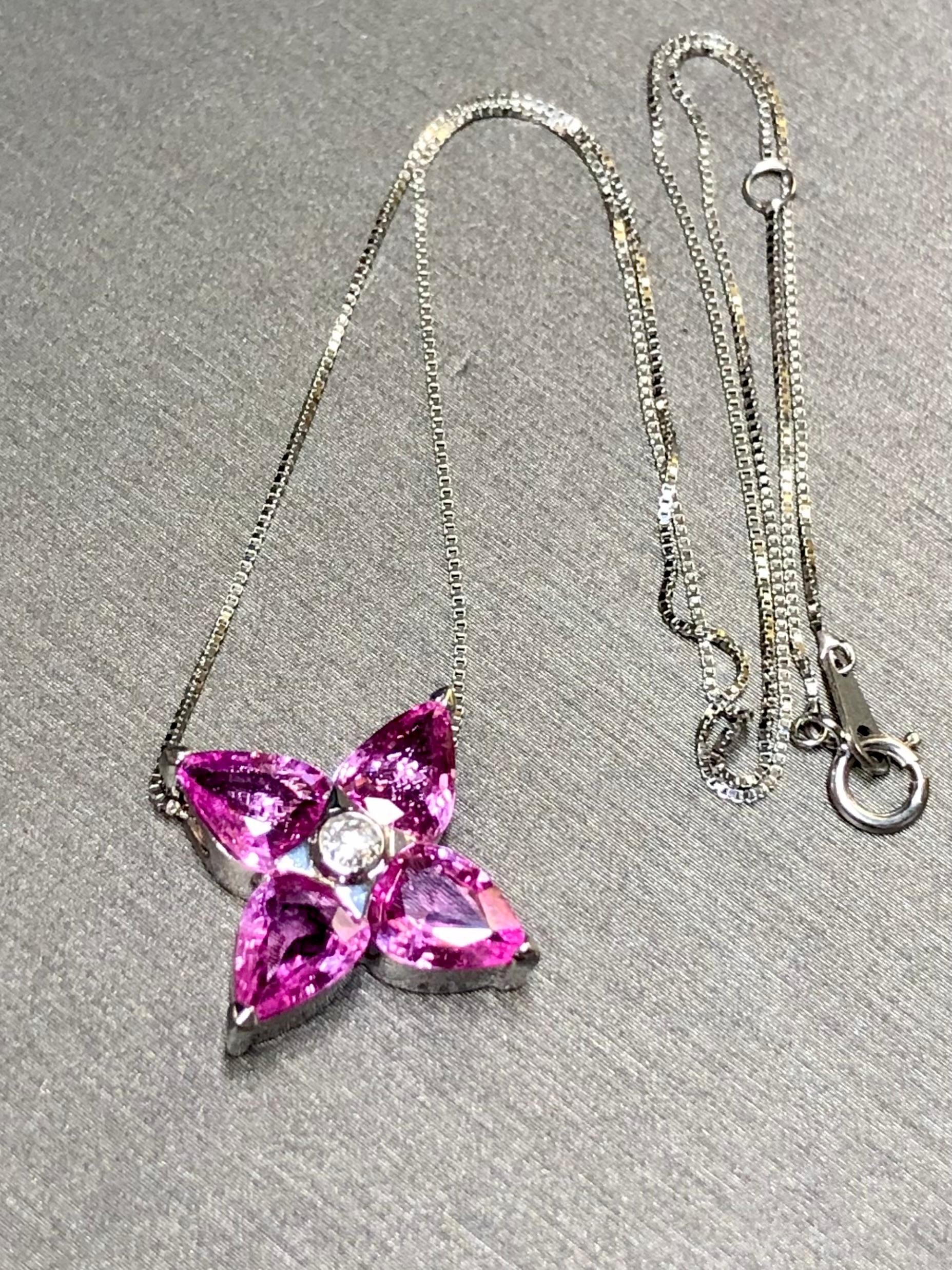 Nachlass Birnenförmiger rosa Saphir 4 Stein Diamant Blume Kleeblatt Anhänger 5,10cttw im Angebot 1