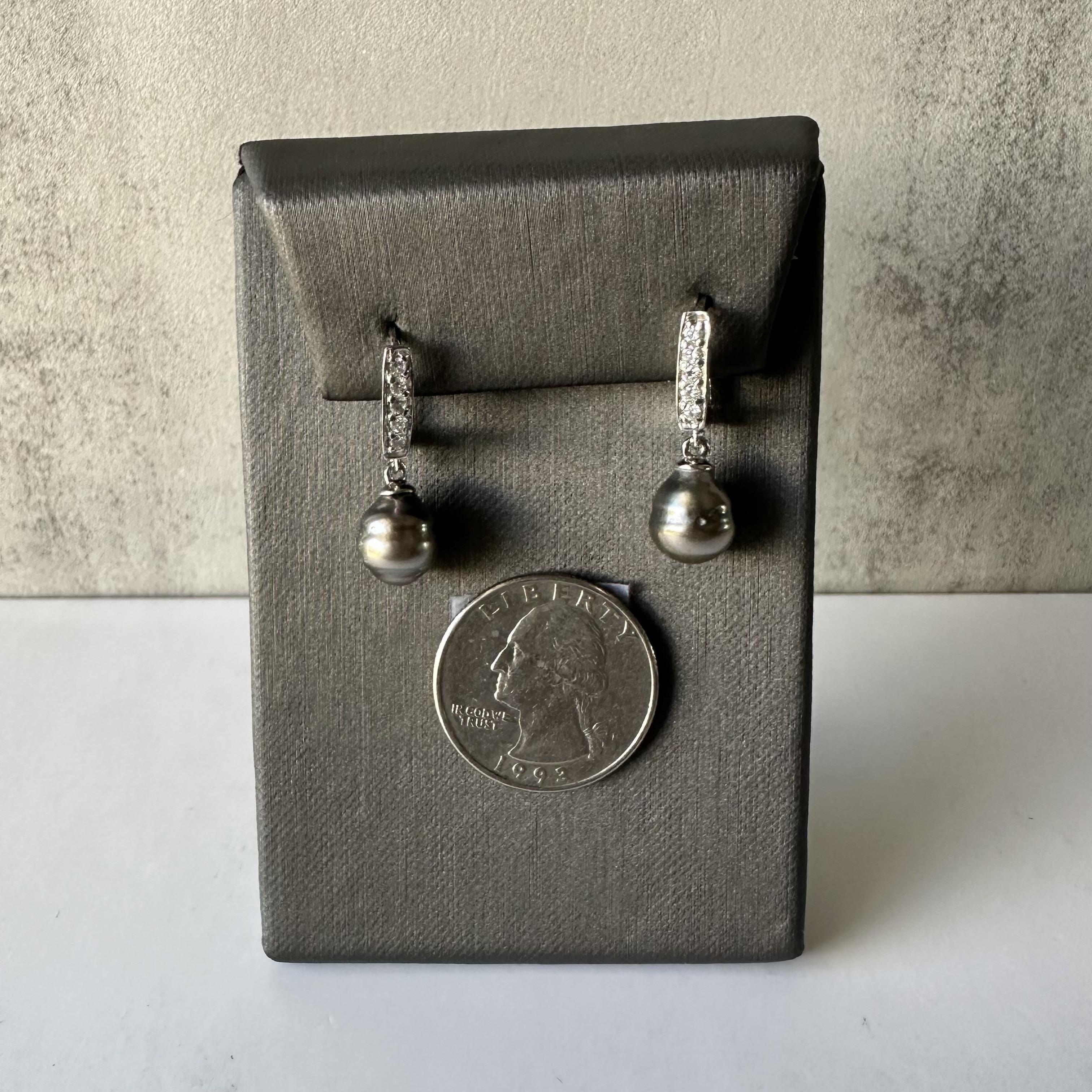 Estate Pearl and Diamond Drop Earrings in 14kt White Gold, Pre-Loved In Excellent Condition For Sale In West Hempstead, NY