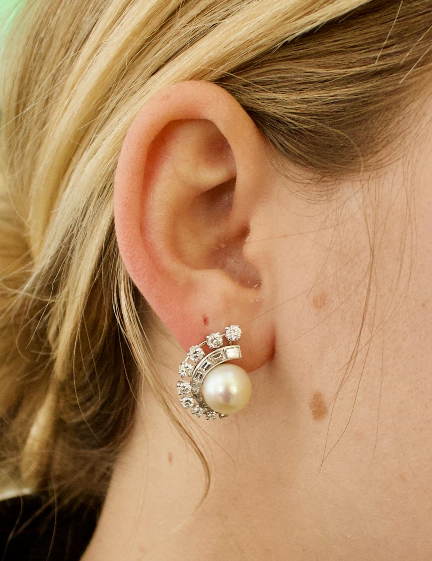 Wir stellen Ihnen diese bezaubernden Perlen- und Diamantohrringe aus Platin vor, ein atemberaubendes Schmuckstück, das garantiert alle Blicke auf sich zieht. Dieser exquisite Ohrring stammt aus den 1950er Jahren und ist eine echte Vintage-Schönheit,