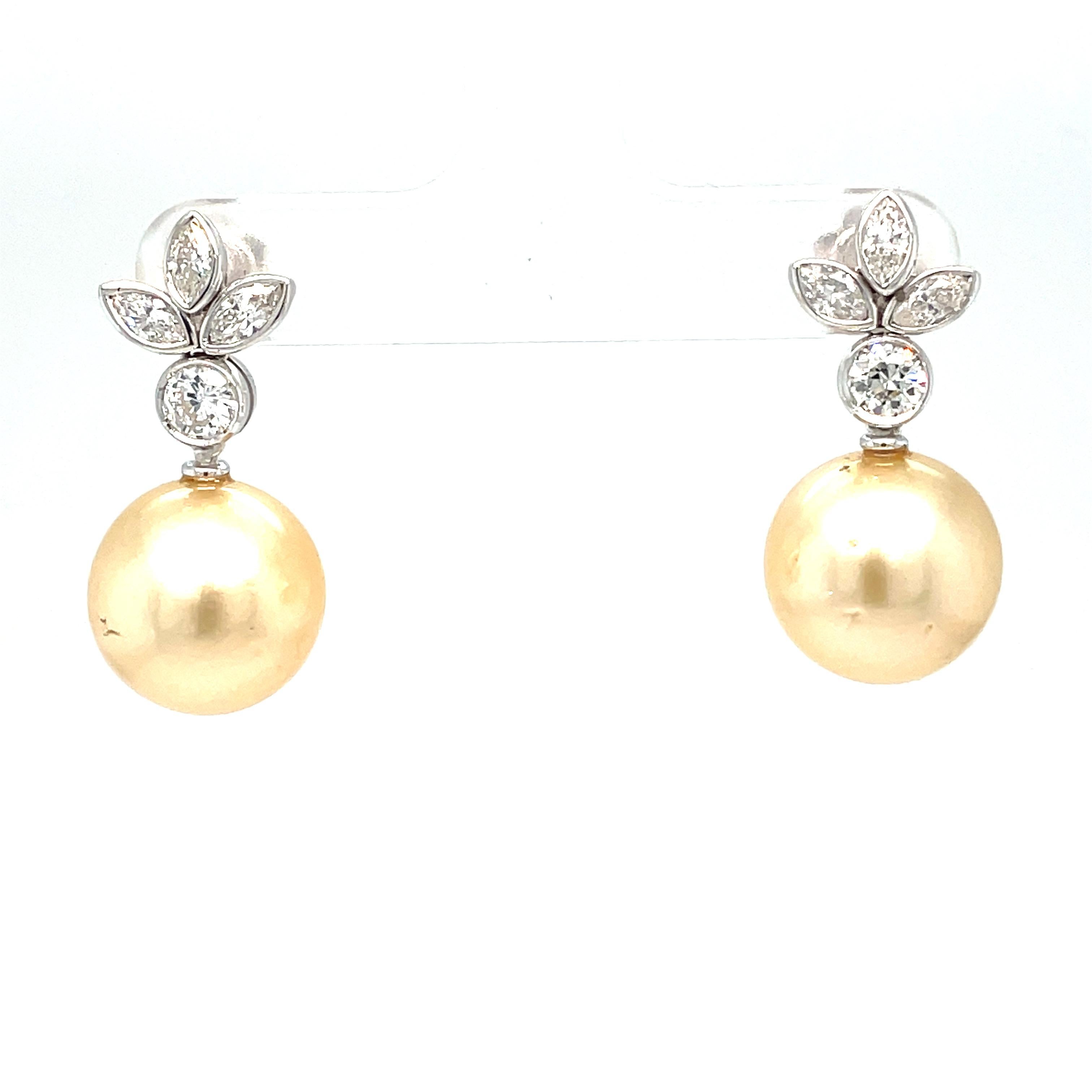 Charming Earrings in 18k white gold with two high quality Australian south sea pearls, 12,70 mm, of perfect shape and color, and sparkling round brilliant cut and marquise diamonds, graded H/G color Vvs Clarity, total weight 1.40 carats.
Made in