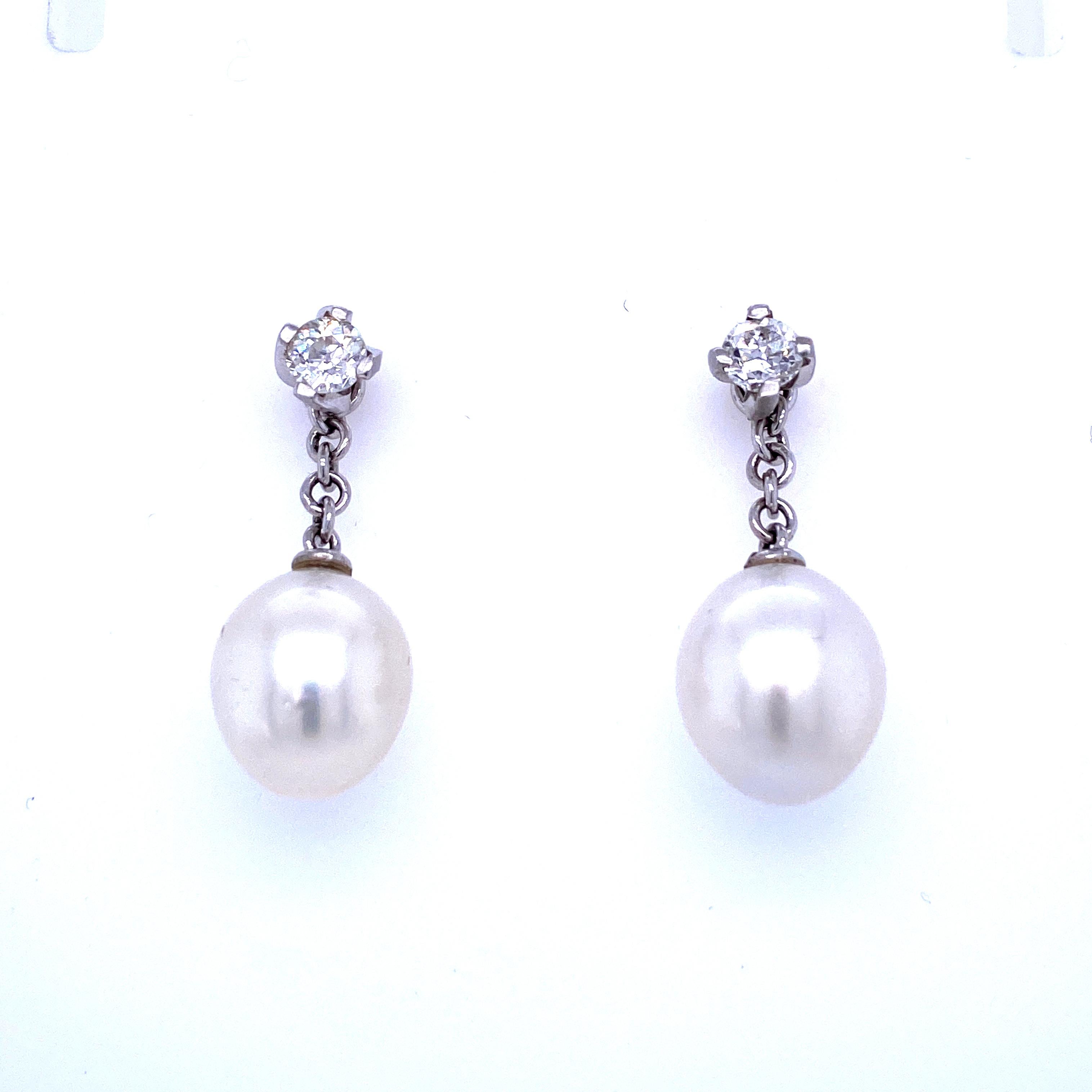 Charming Earrings in Platinum with two high quality Australian south sea pearls, of perfect shape and color, and round brilliant diamonds, graded G color Vvs Clarity.

Wearable as drop earrings with pearls, or just diamond stud
