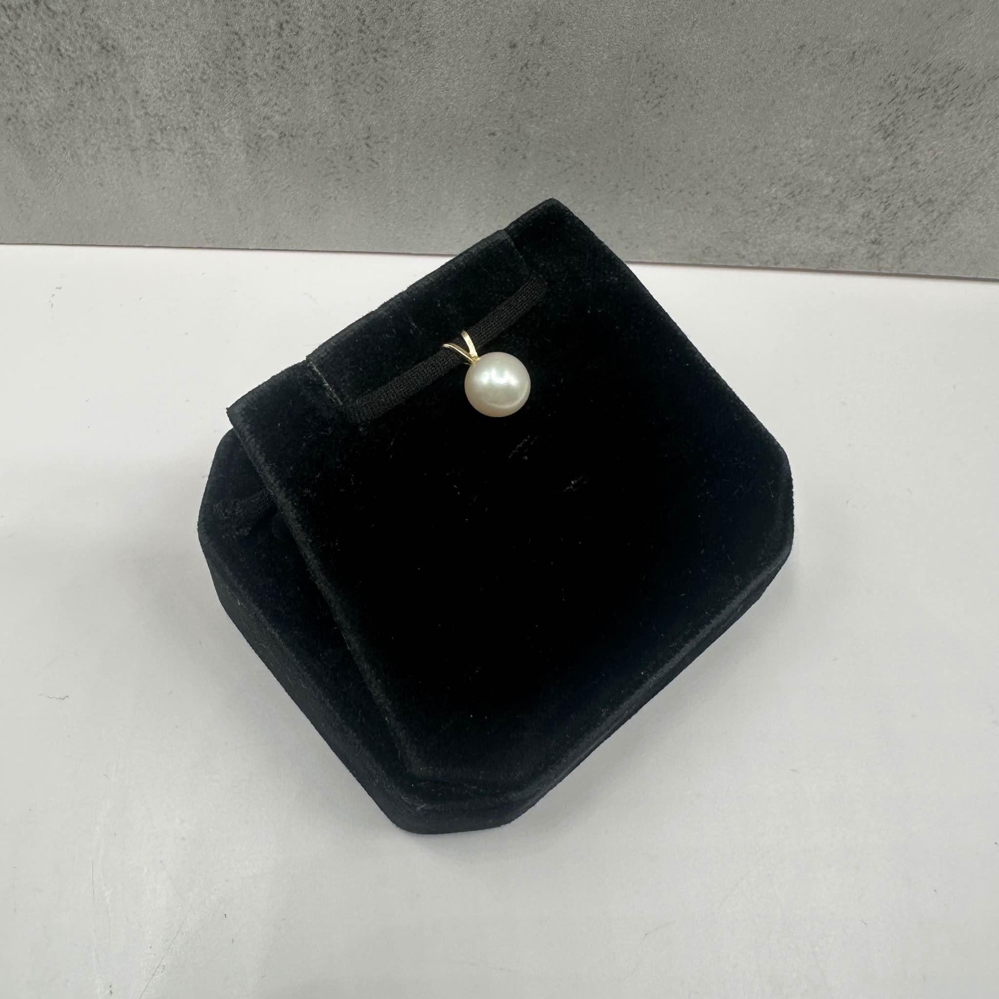 This elegant Estate Pearl Pendant in 14kt yellow gold features a 7.6mm round pearl, offering timeless beauty and sophistication. Weighing just 0.8 grams, it provides a lightweight, comfortable fit for daily wear or special occasions. In very good