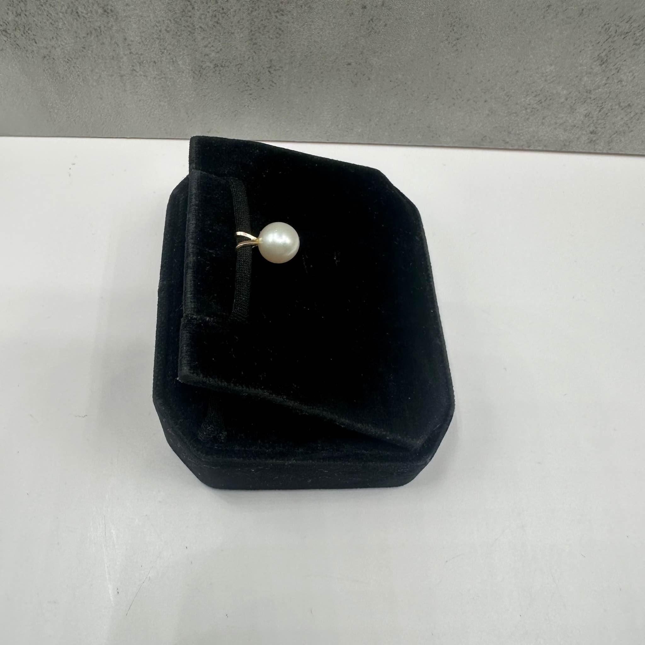 Round Cut Estate Pearl Pendant in 14kt Yellow Gold - 7.6mm Round Pearl, Pre-Loved, 0.8g For Sale