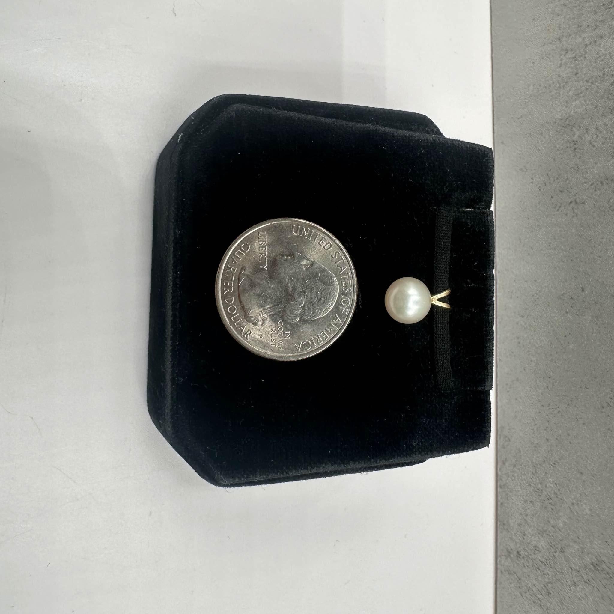 Estate Pearl Pendant in 14kt Yellow Gold - 7.6mm Round Pearl, Pre-Loved, 0.8g In Excellent Condition For Sale In West Hempstead, NY