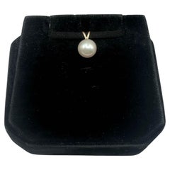 Estate Pearl Pendant in 14kt Yellow Gold - 7.6mm Round Pearl, Pre-Loved, 0.8g