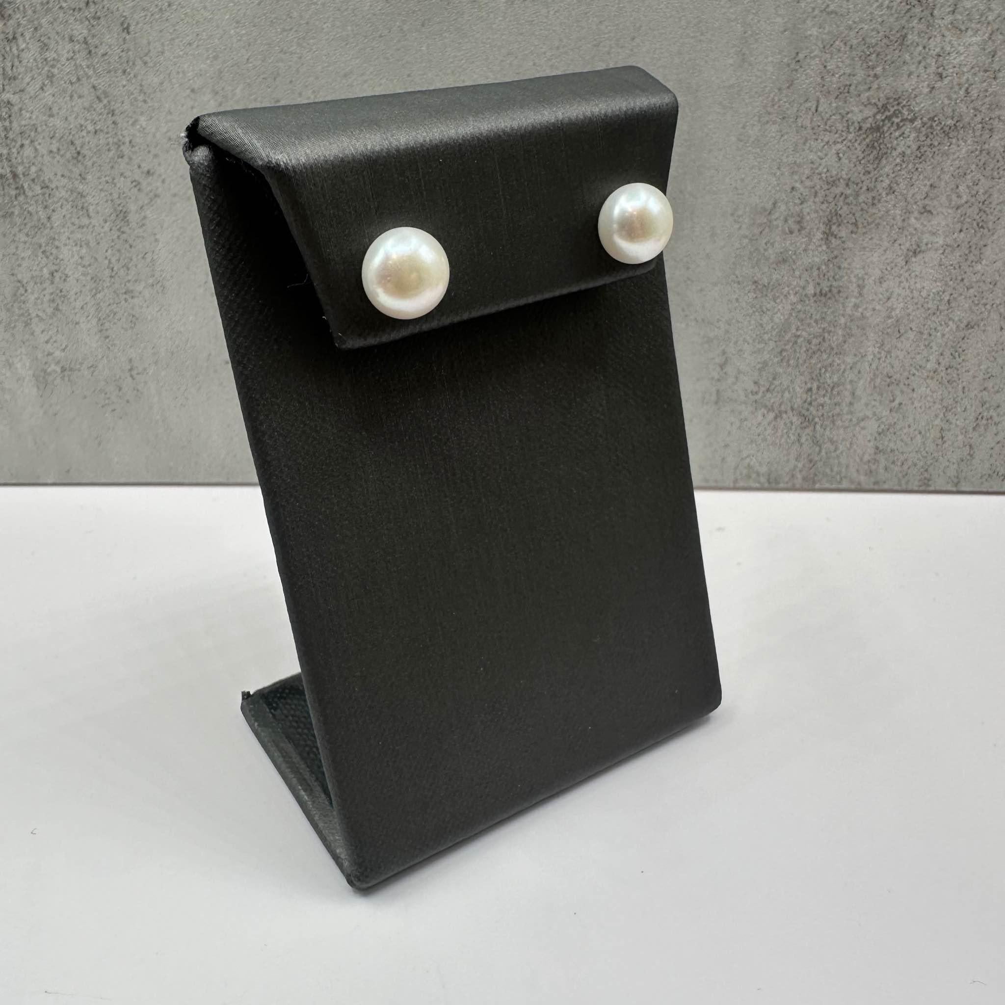 Ces élégants clous d'oreilles en or jaune 14kt sont ornés de belles perles de 9,2 à 9,3 mm, offrant un look intemporel et sophistiqué. Pesant seulement 2 gramme, elles sont légères et confortables pour une utilisation tout au long de la journée. Les