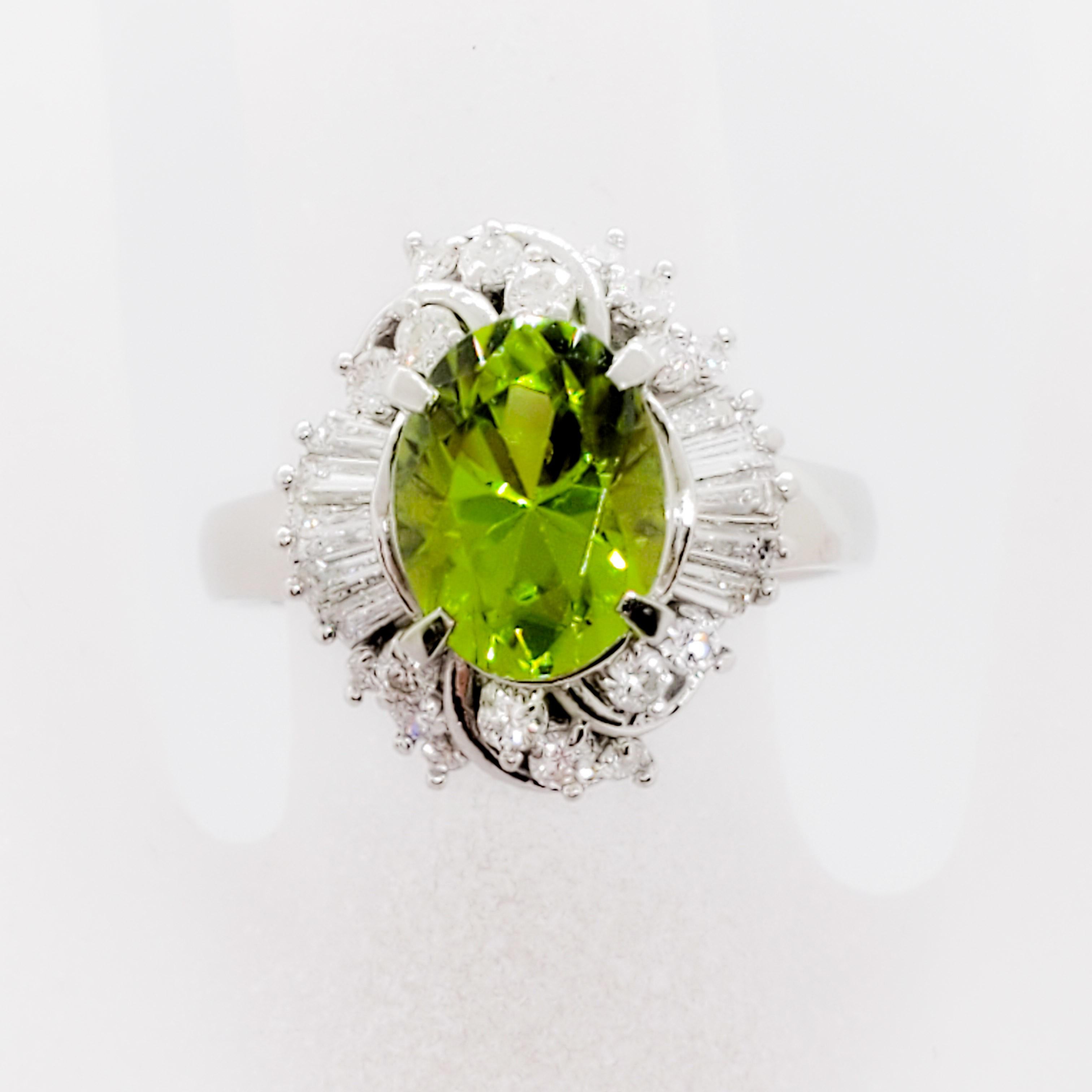 Atemberaubendes hellgrünes Peridot-Oval mit einem Gewicht von 2,12 ct. und 0,54 ct. weißer und heller Diamanten von guter Qualität, rund und baguettiert.  Ringgröße 6,75.  Handgefertigte Platinfassung.  Ausgezeichneter Zustand.