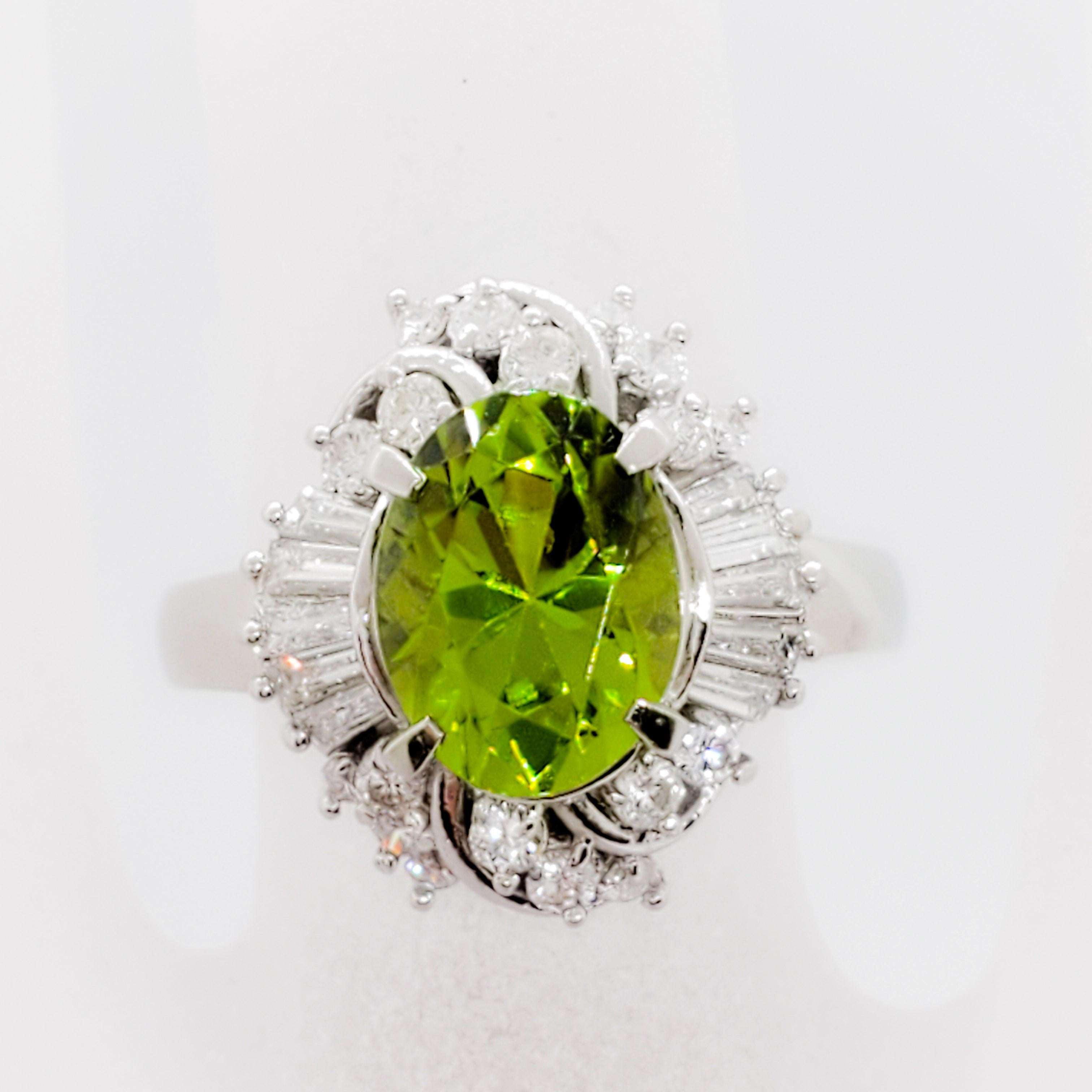 Nachlass Peridot Oval und weißer Diamant-Cocktailring aus Platin (Ovalschliff)