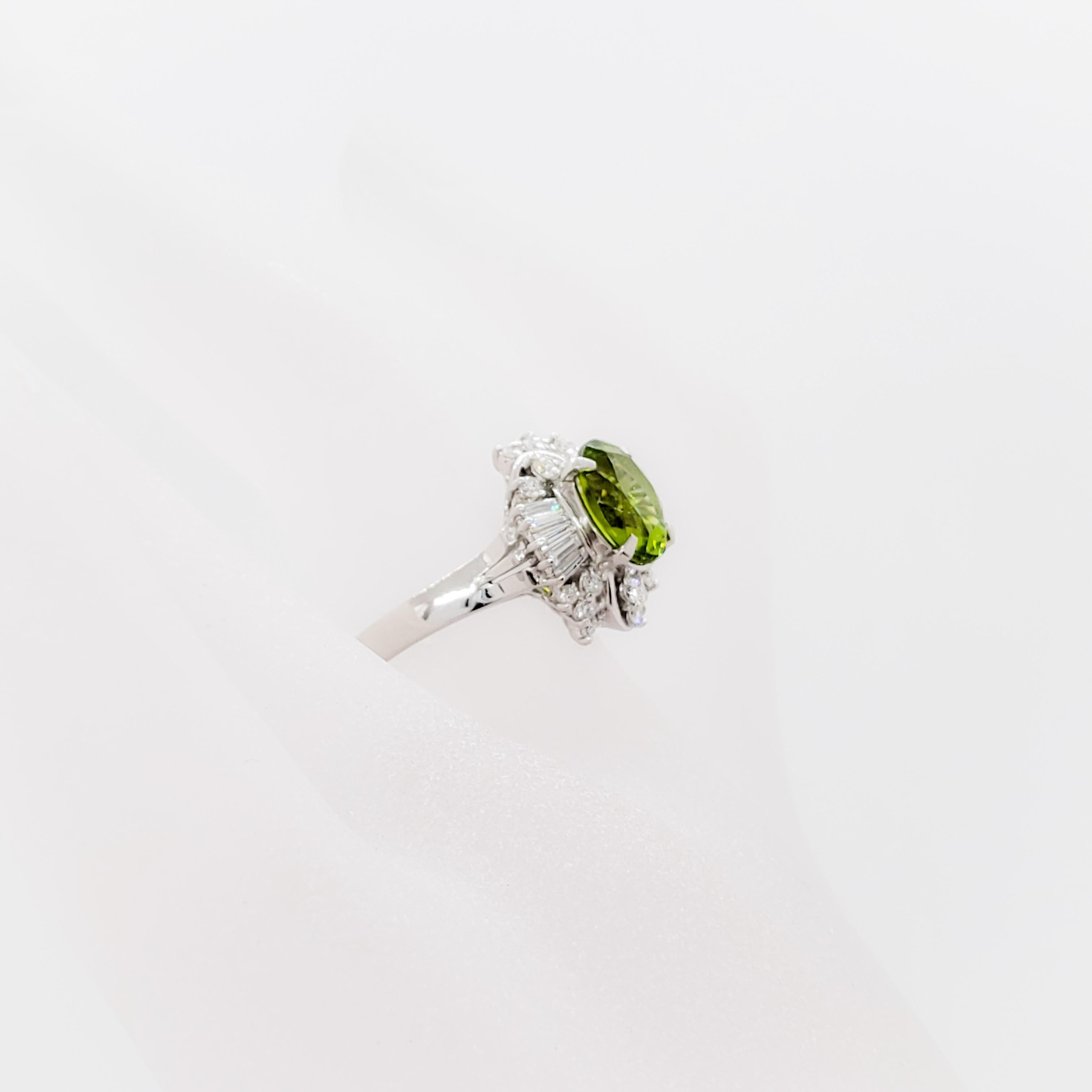 Nachlass Peridot Oval und weißer Diamant-Cocktailring aus Platin im Zustand „Hervorragend“ in Los Angeles, CA