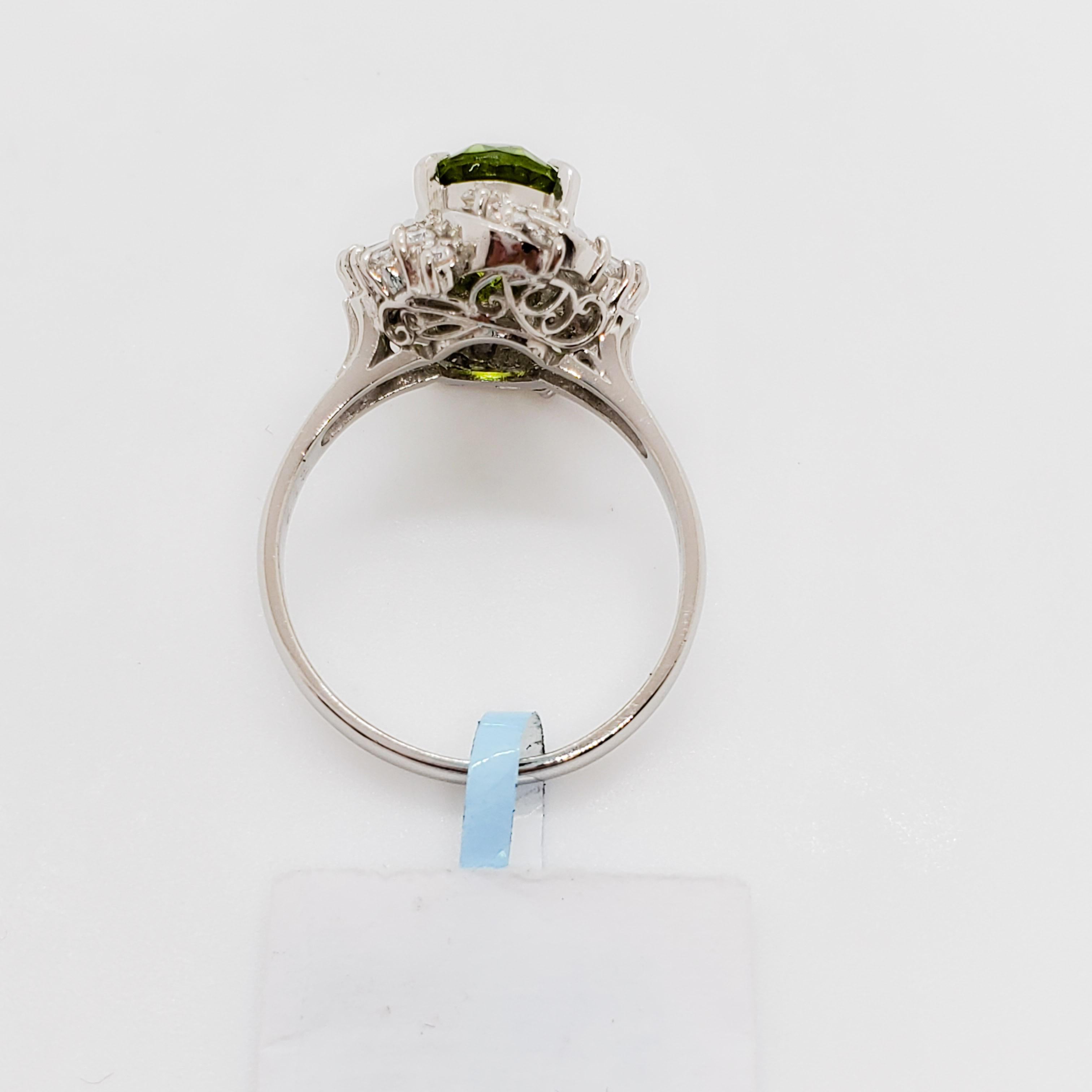 Nachlass Peridot Oval und weißer Diamant-Cocktailring aus Platin für Damen oder Herren